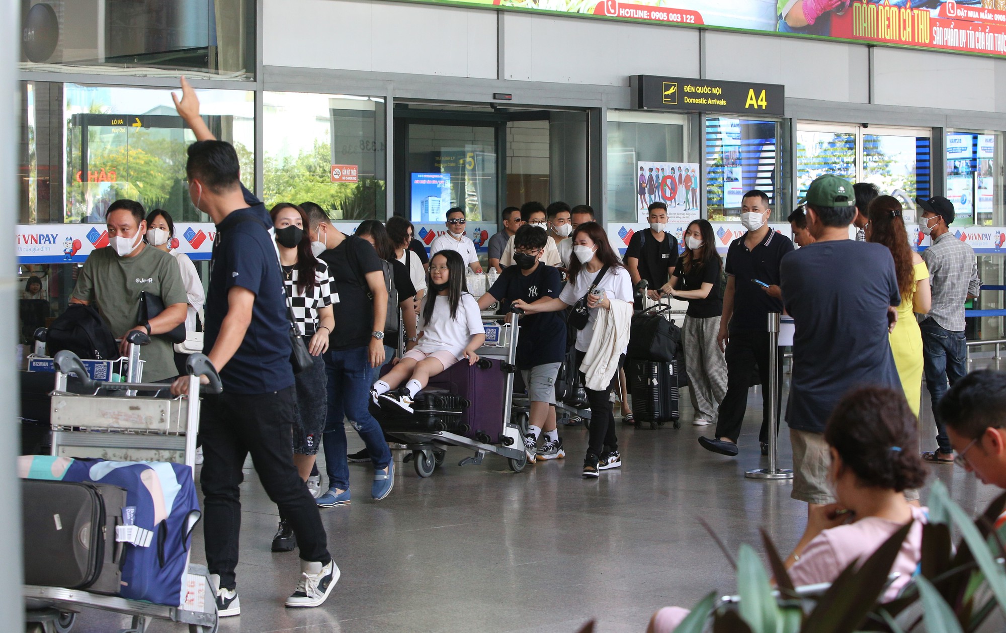 Sân bay Đà Nẵng chật kín du khách ngày đầu nghỉ lễ, tài xế taxi &quot;vui như Tết&quot; - Ảnh 2.