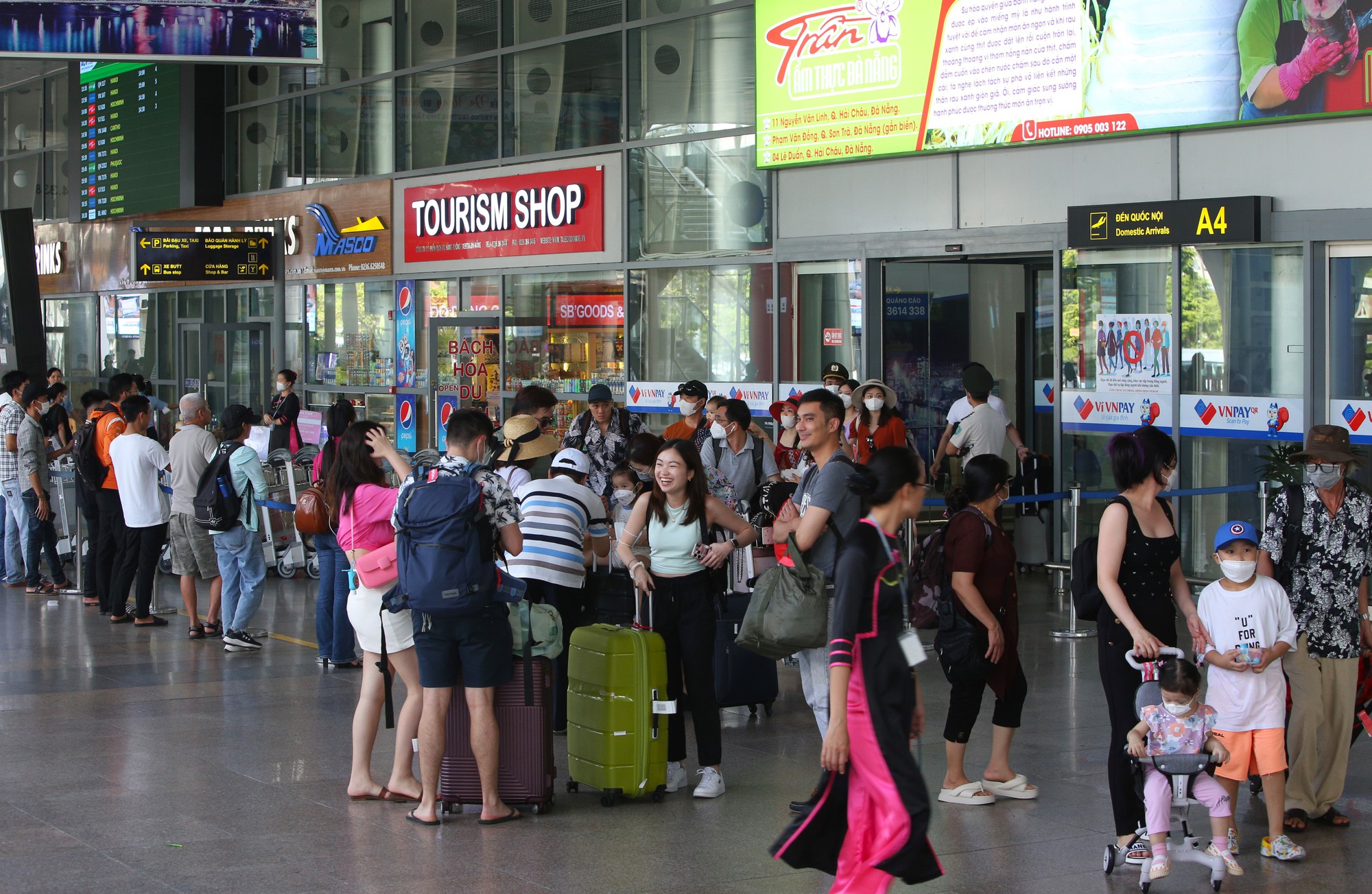 Sân bay Đà Nẵng chật kín du khách ngày đầu nghỉ lễ, tài xế taxi &quot;vui như Tết&quot; - Ảnh 2.