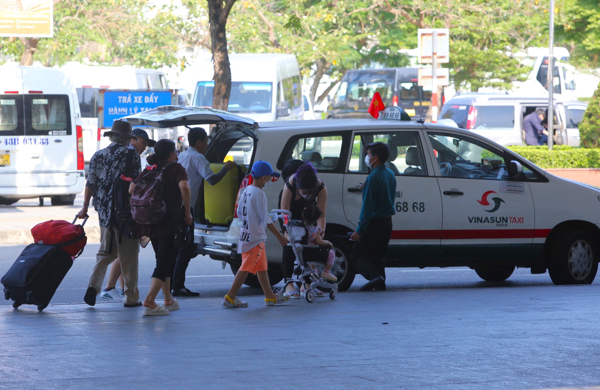 Sân bay Đà Nẵng chật kín du khách ngày đầu nghỉ lễ, tài xế taxi &quot;vui như Tết&quot; - Ảnh 15.