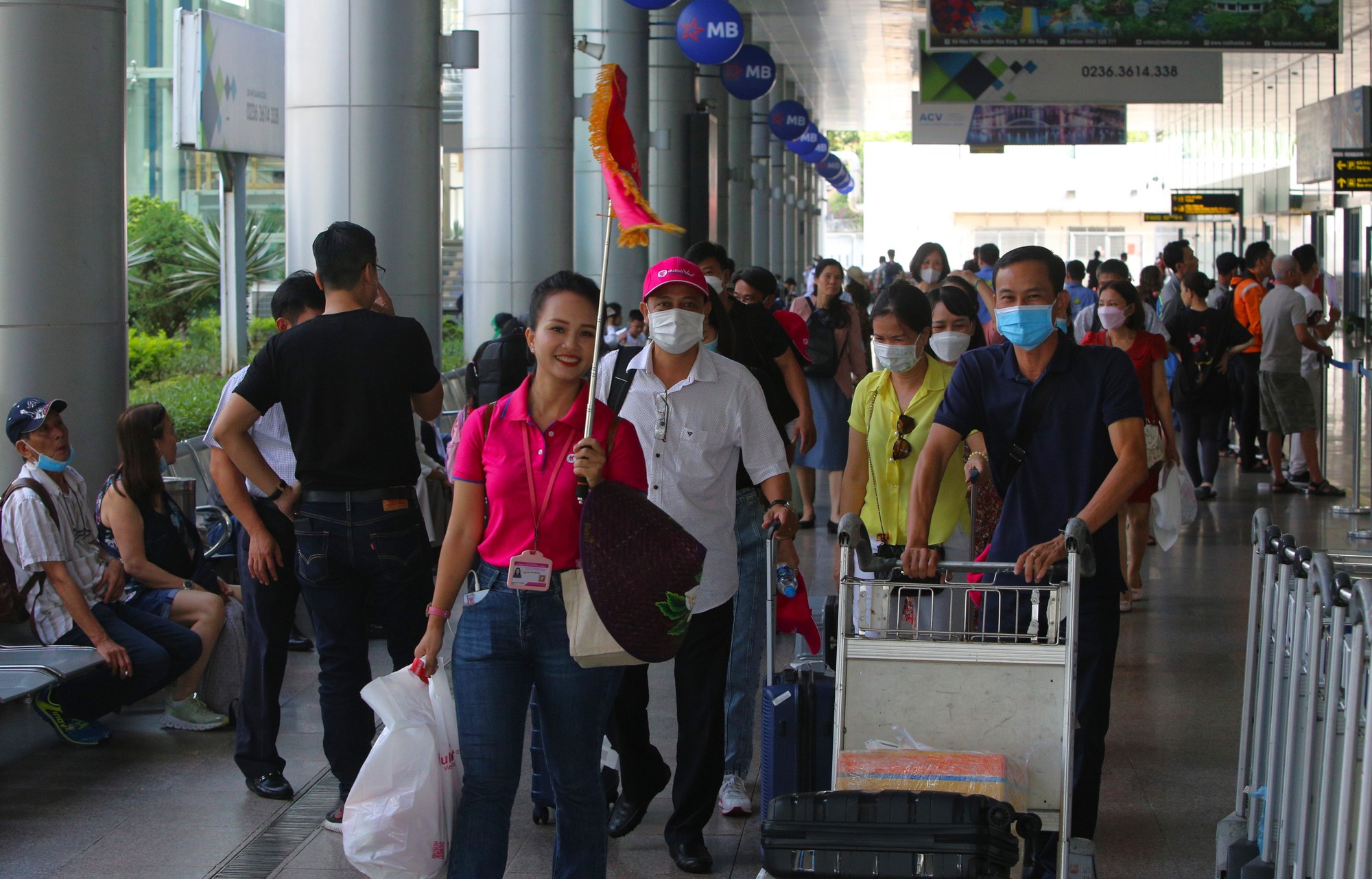 Sân bay Đà Nẵng chật kín du khách ngày đầu nghỉ lễ, tài xế taxi &quot;vui như Tết&quot; - Ảnh 5.