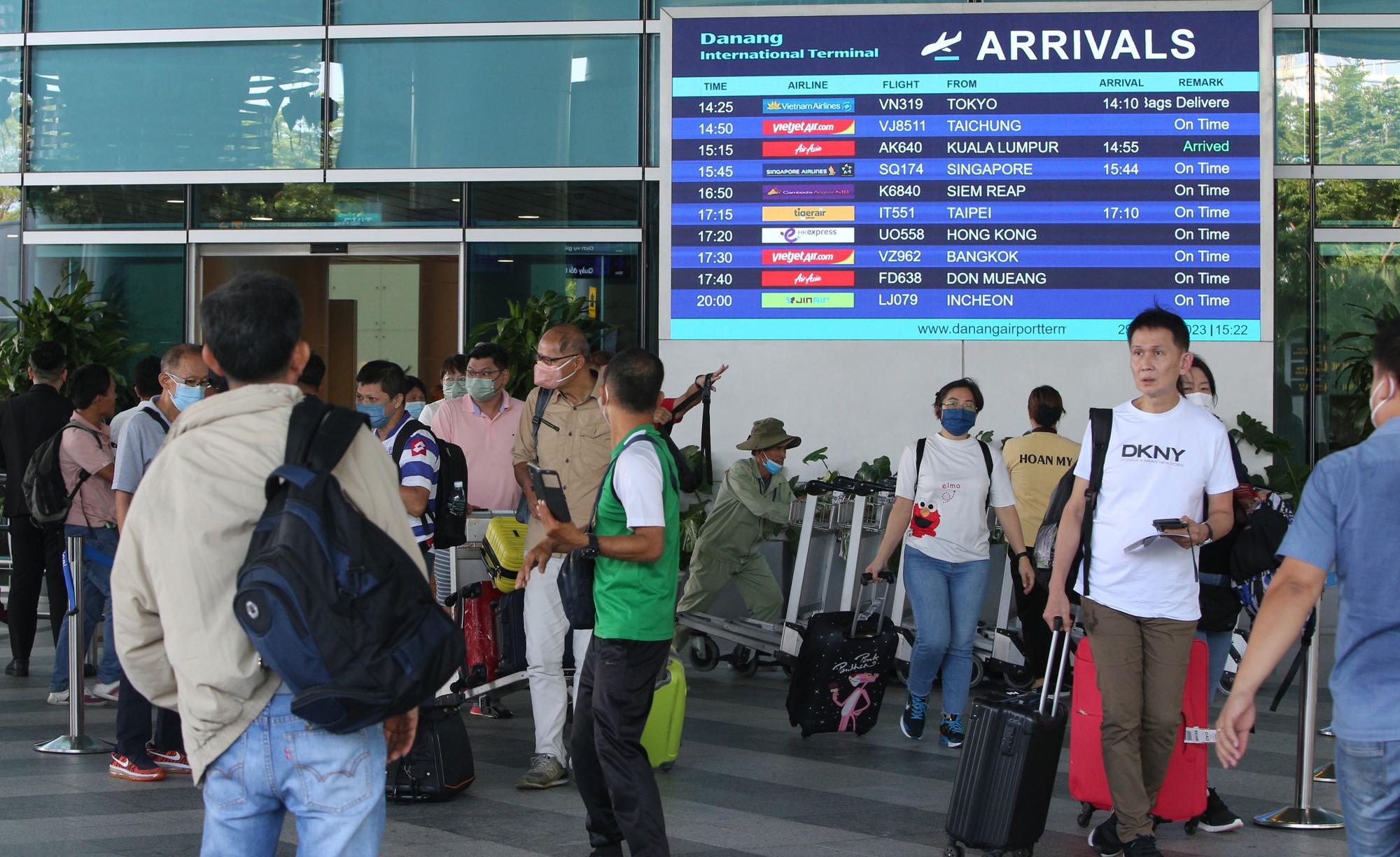 Sân bay Đà Nẵng chật kín du khách ngày đầu nghỉ lễ, tài xế taxi &quot;vui như Tết&quot; - Ảnh 11.