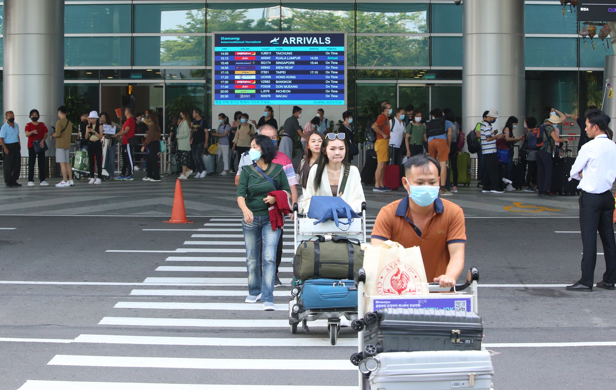 Sân bay Đà Nẵng chật kín du khách ngày đầu nghỉ lễ, tài xế taxi &quot;vui như Tết&quot; - Ảnh 6.