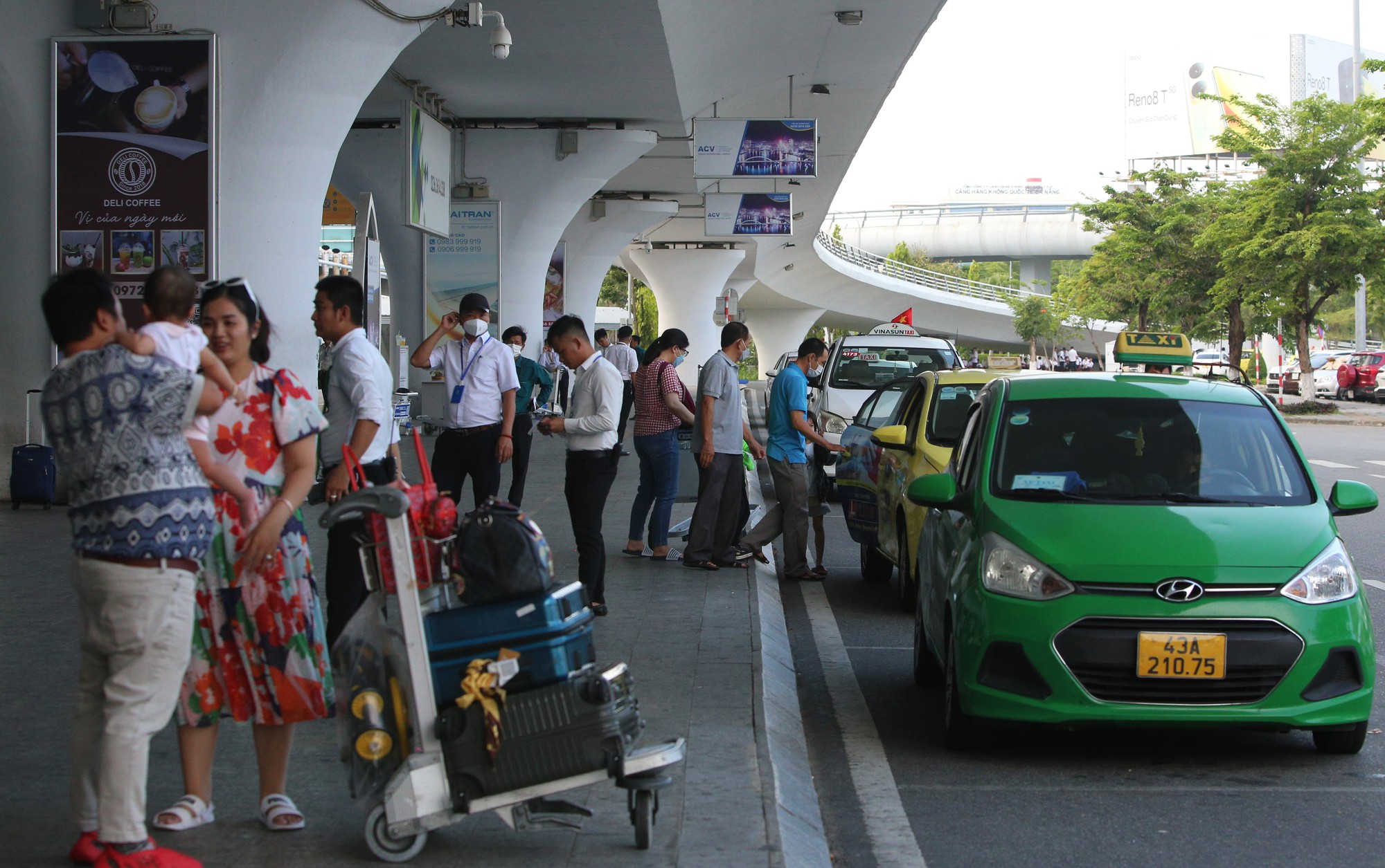 Sân bay Đà Nẵng chật kín du khách ngày đầu nghỉ lễ, tài xế taxi &quot;vui như Tết&quot; - Ảnh 14.