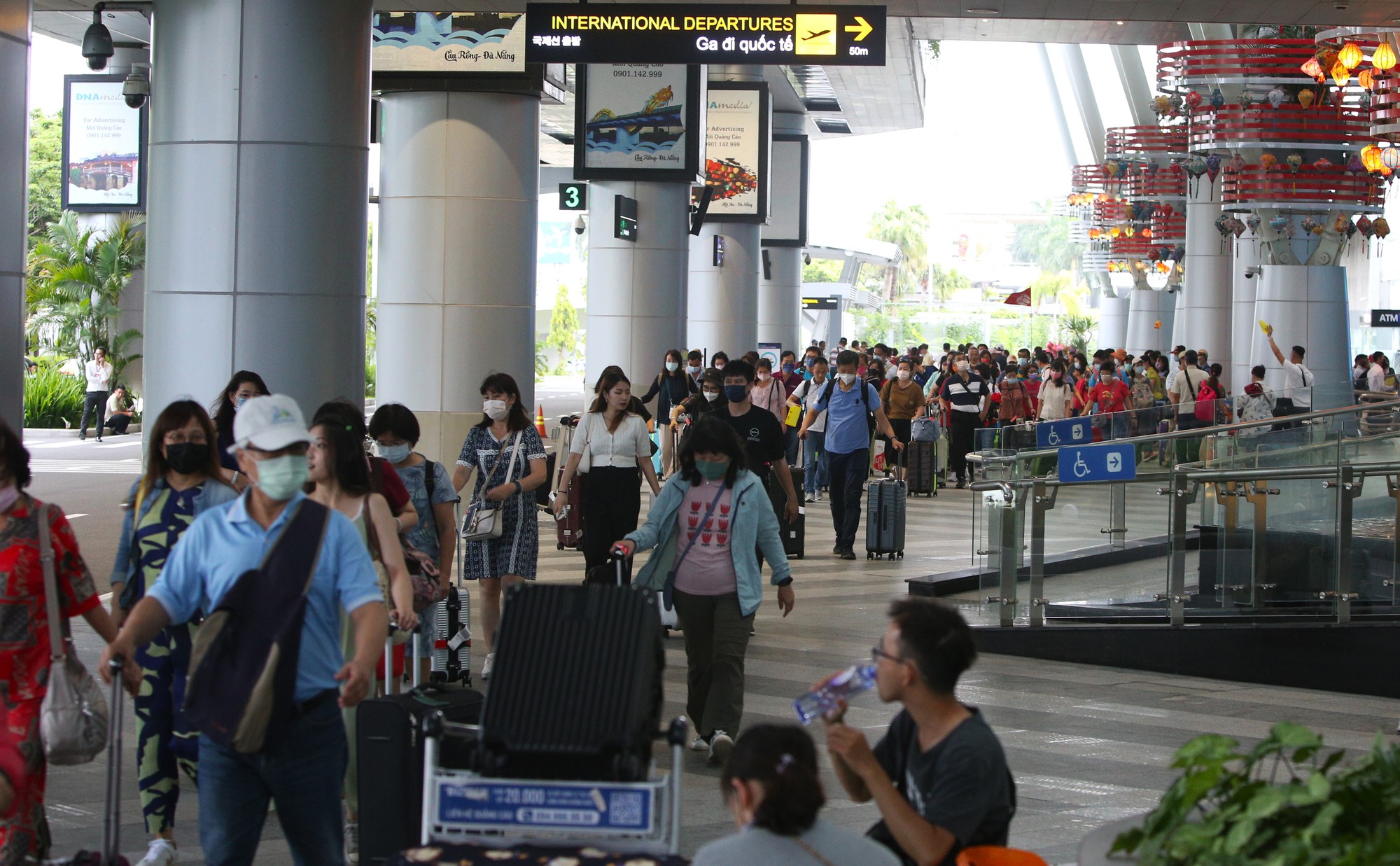 Sân bay Đà Nẵng chật kín du khách ngày đầu nghỉ lễ, tài xế taxi &quot;vui như Tết&quot; - Ảnh 1.