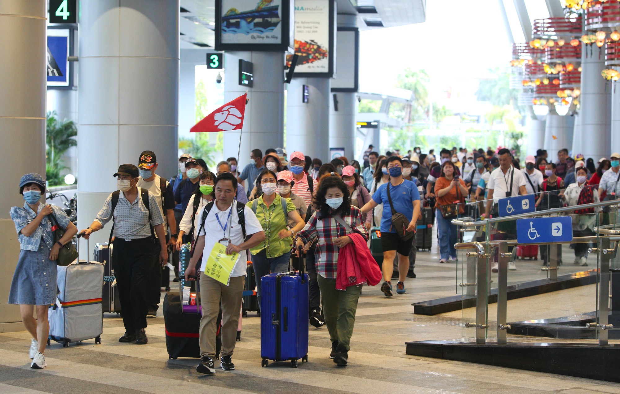 Sân bay Đà Nẵng chật kín du khách ngày đầu nghỉ lễ, tài xế taxi &quot;vui như Tết&quot; - Ảnh 7.