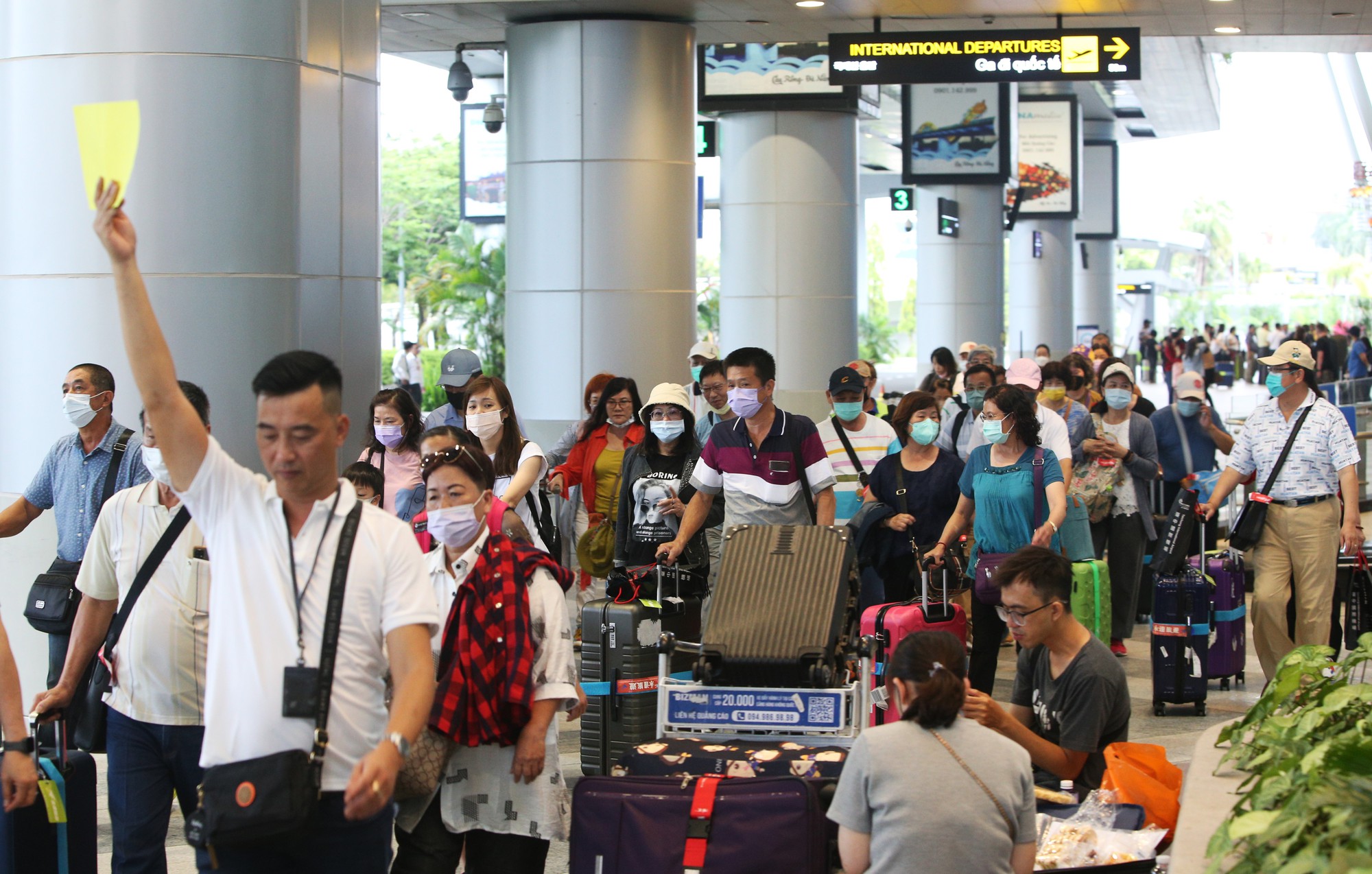 Sân bay Đà Nẵng chật kín du khách ngày đầu nghỉ lễ, tài xế taxi &quot;vui như Tết&quot; - Ảnh 8.