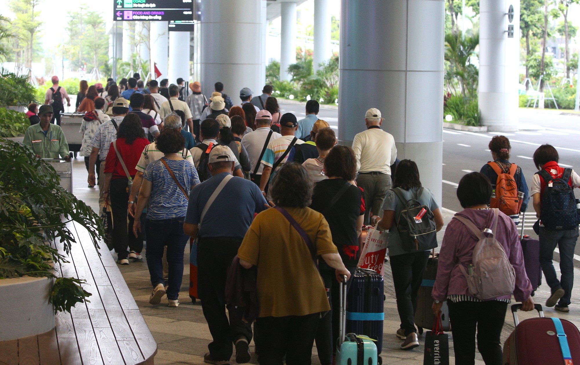 Sân bay Đà Nẵng chật kín du khách ngày đầu nghỉ lễ, tài xế taxi &quot;vui như Tết&quot; - Ảnh 9.