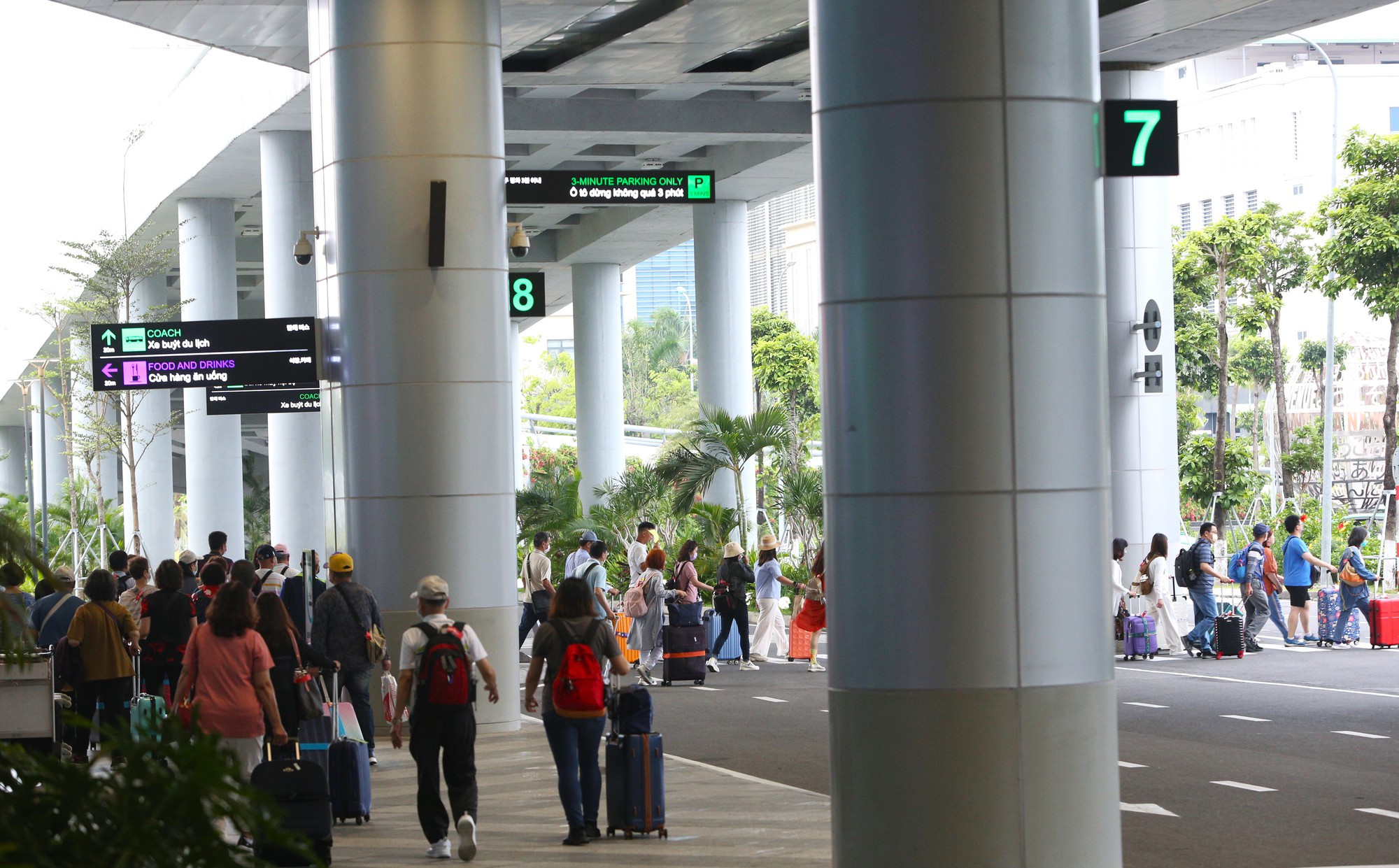 Sân bay Đà Nẵng chật kín du khách ngày đầu nghỉ lễ, tài xế taxi &quot;vui như Tết&quot; - Ảnh 10.