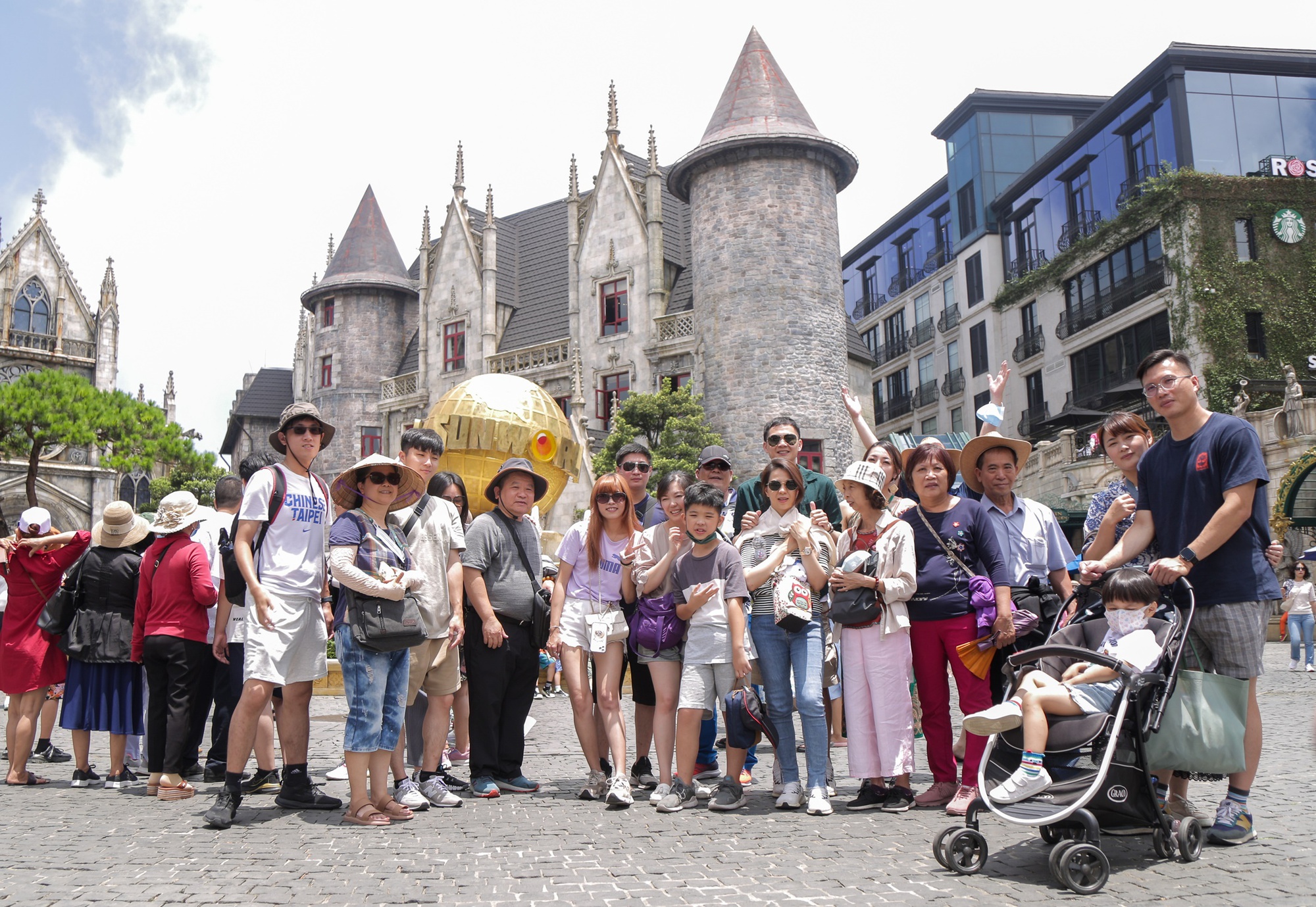 Các khu du lịch ở Đà Nẵng đông kín khách ngày đầu kỳ nghỉ lễ - Ảnh 15.