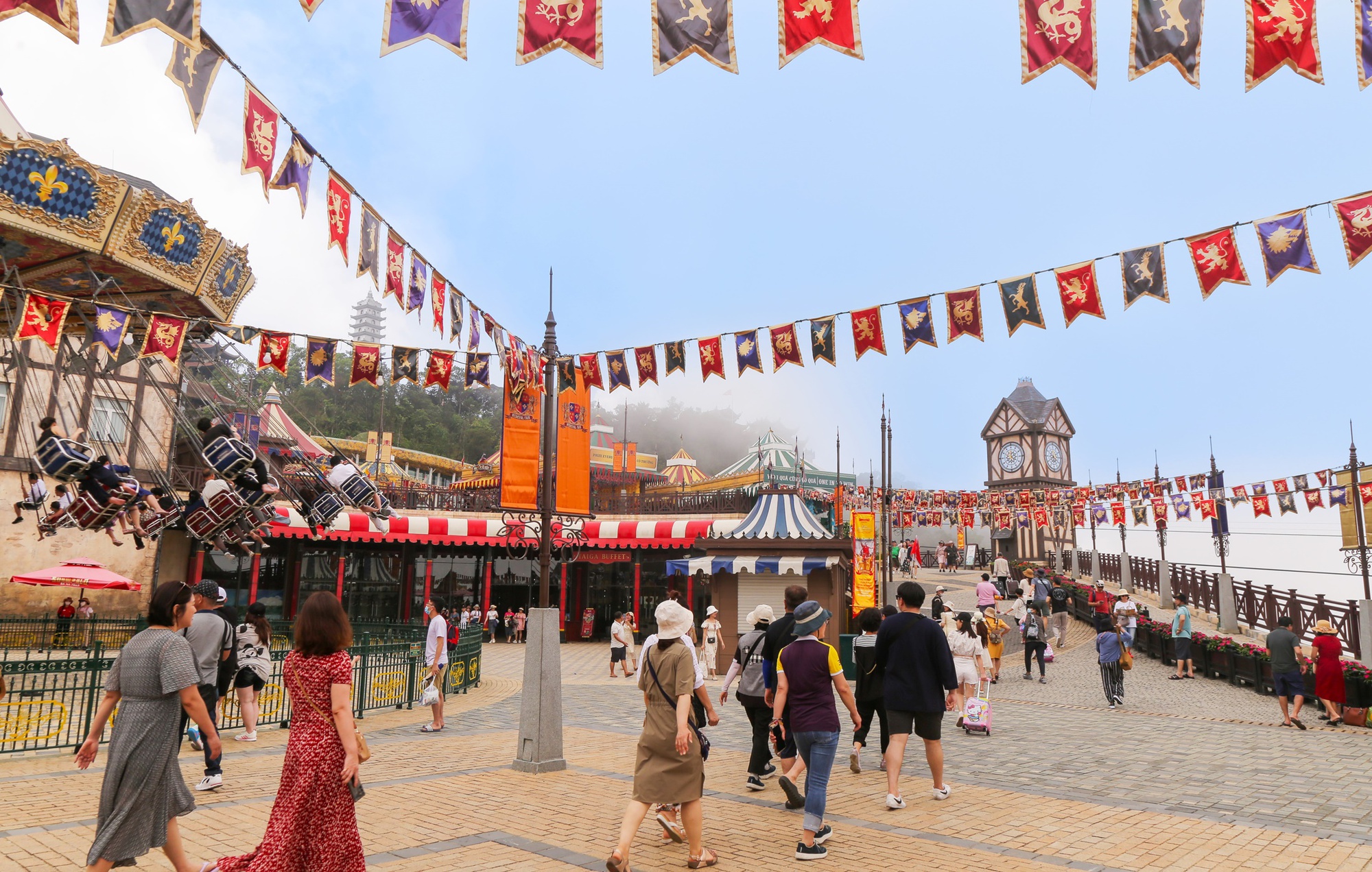 Các khu du lịch ở Đà Nẵng đông kín khách ngày đầu kỳ nghỉ lễ - Ảnh 14.