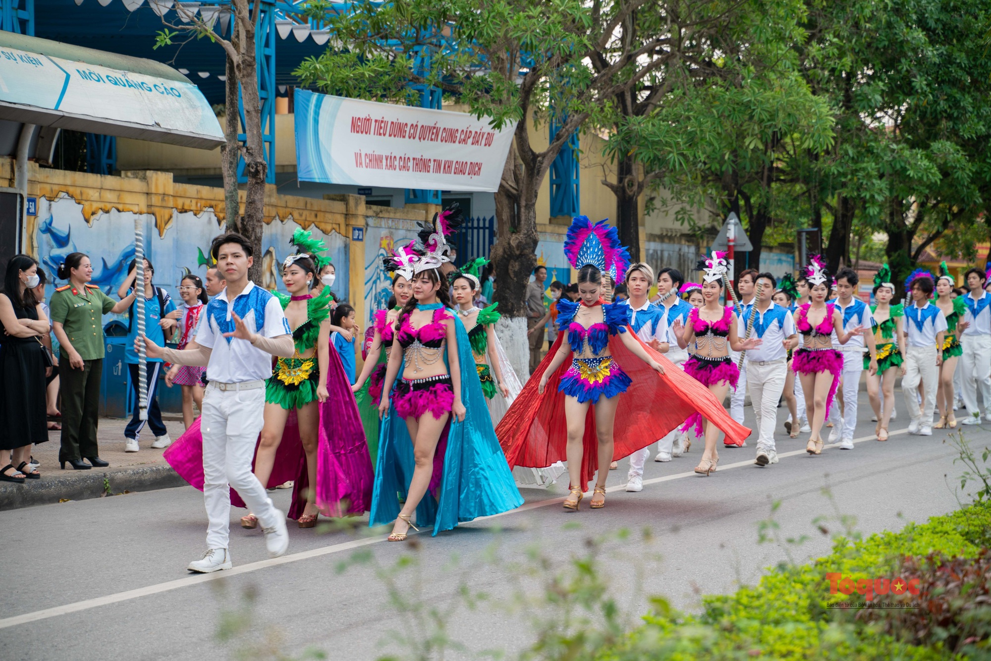 Đa sắc màu và náo nhiệt ở Lễ hội đường phố tại Quảng Bình  - Ảnh 3.