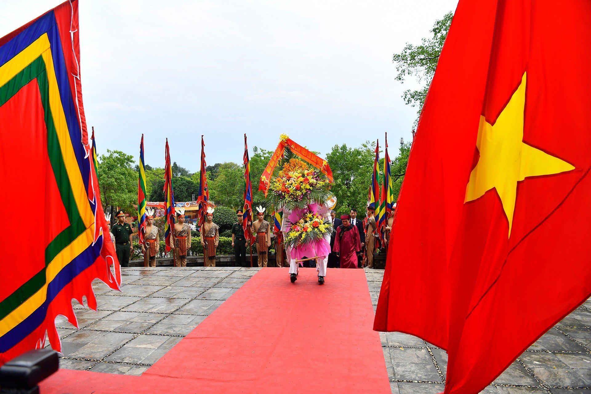 Chủ tịch nước Võ Văn Thưởng và lãnh đạo Đảng, Nhà nước dâng hương giỗ Tổ Hùng Vương 2023 - Ảnh 13.