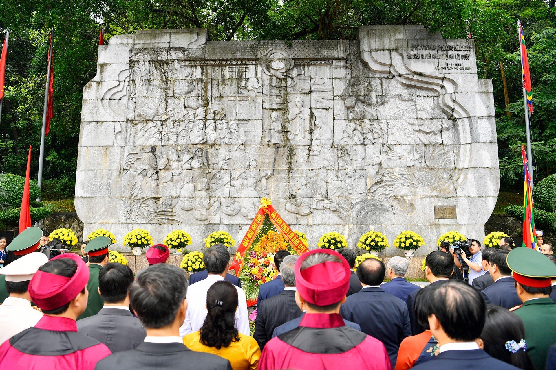 Chủ tịch nước Võ Văn Thưởng và lãnh đạo Đảng, Nhà nước dâng hương giỗ Tổ Hùng Vương 2023 - Ảnh 16.