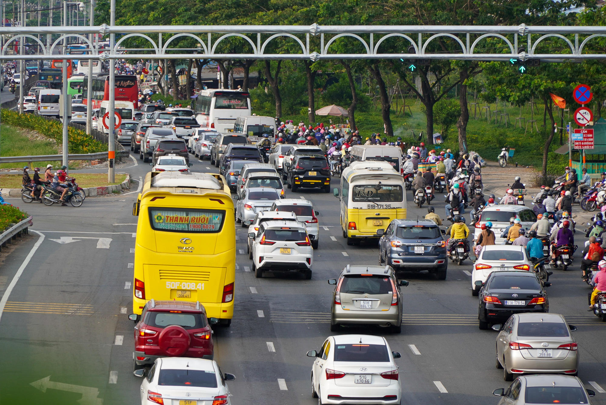 Cửa ngõ phía Đông và Tây TP.HCM đều tắc nghẽn, người dân được phát nước miễn phí - Ảnh 7.