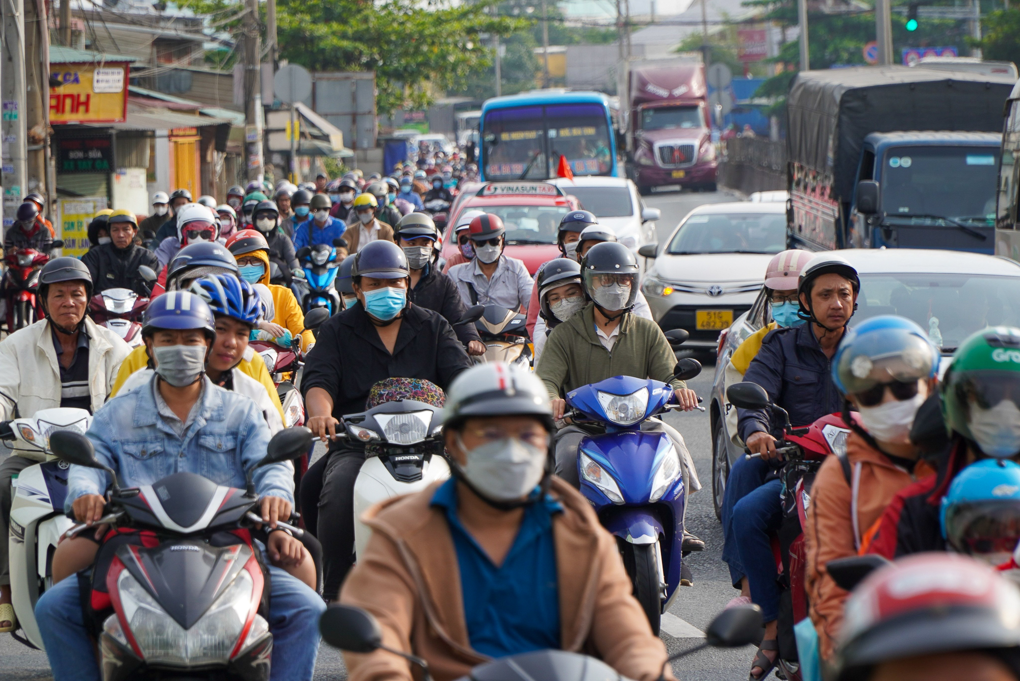 Cửa ngõ phía Đông và Tây TP.HCM đều tắc nghẽn, người dân được phát nước miễn phí - Ảnh 11.