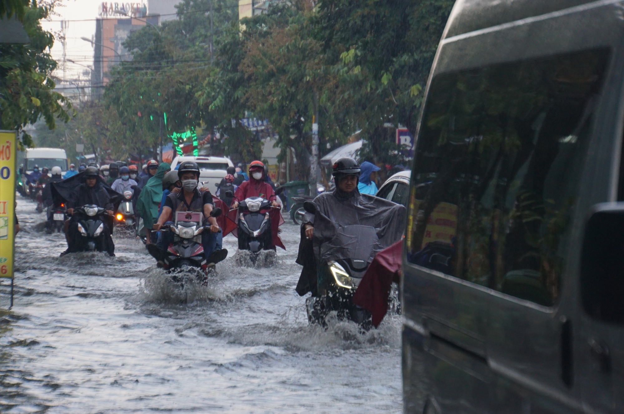 Mưa lớn sau chuỗi ngày nắng nóng, người dân TP.HCM lại bì bõm lội nước vì đường ngập  - Ảnh 9.