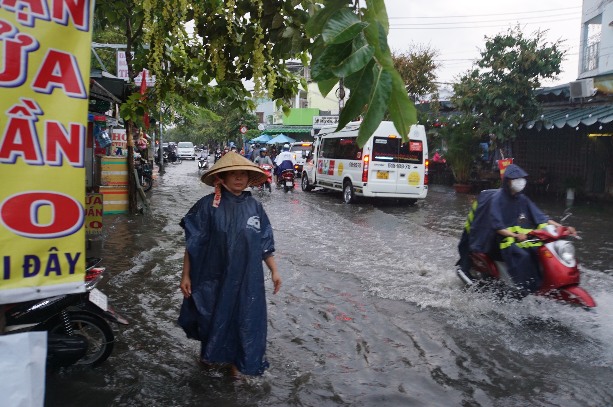 Mưa lớn sau chuỗi ngày nắng nóng, người dân TP.HCM lại bì bõm lội nước vì đường ngập  - Ảnh 13.