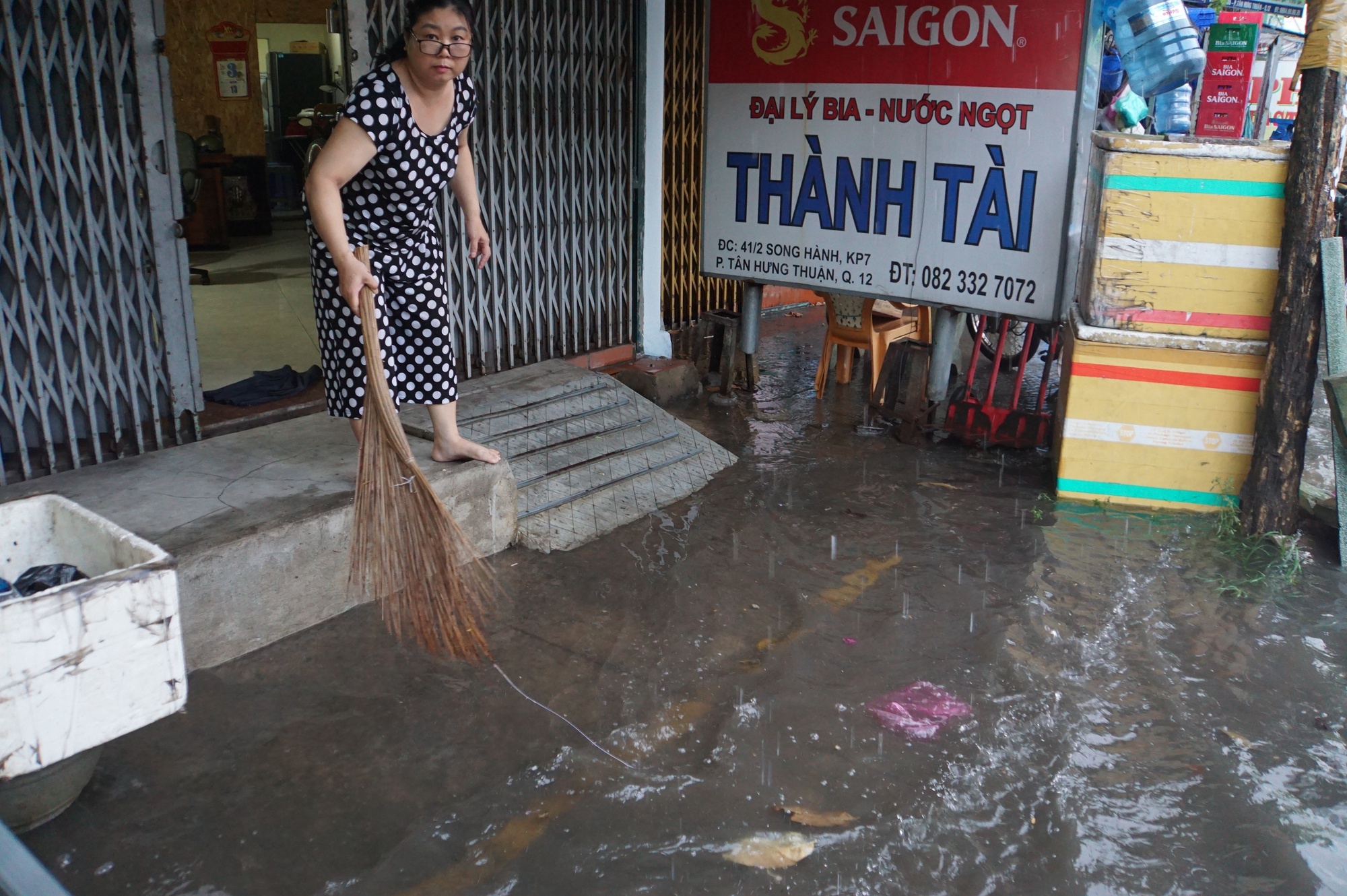 Mưa lớn sau chuỗi ngày nắng nóng, người dân TP.HCM lại bì bõm lội nước vì đường ngập  - Ảnh 14.