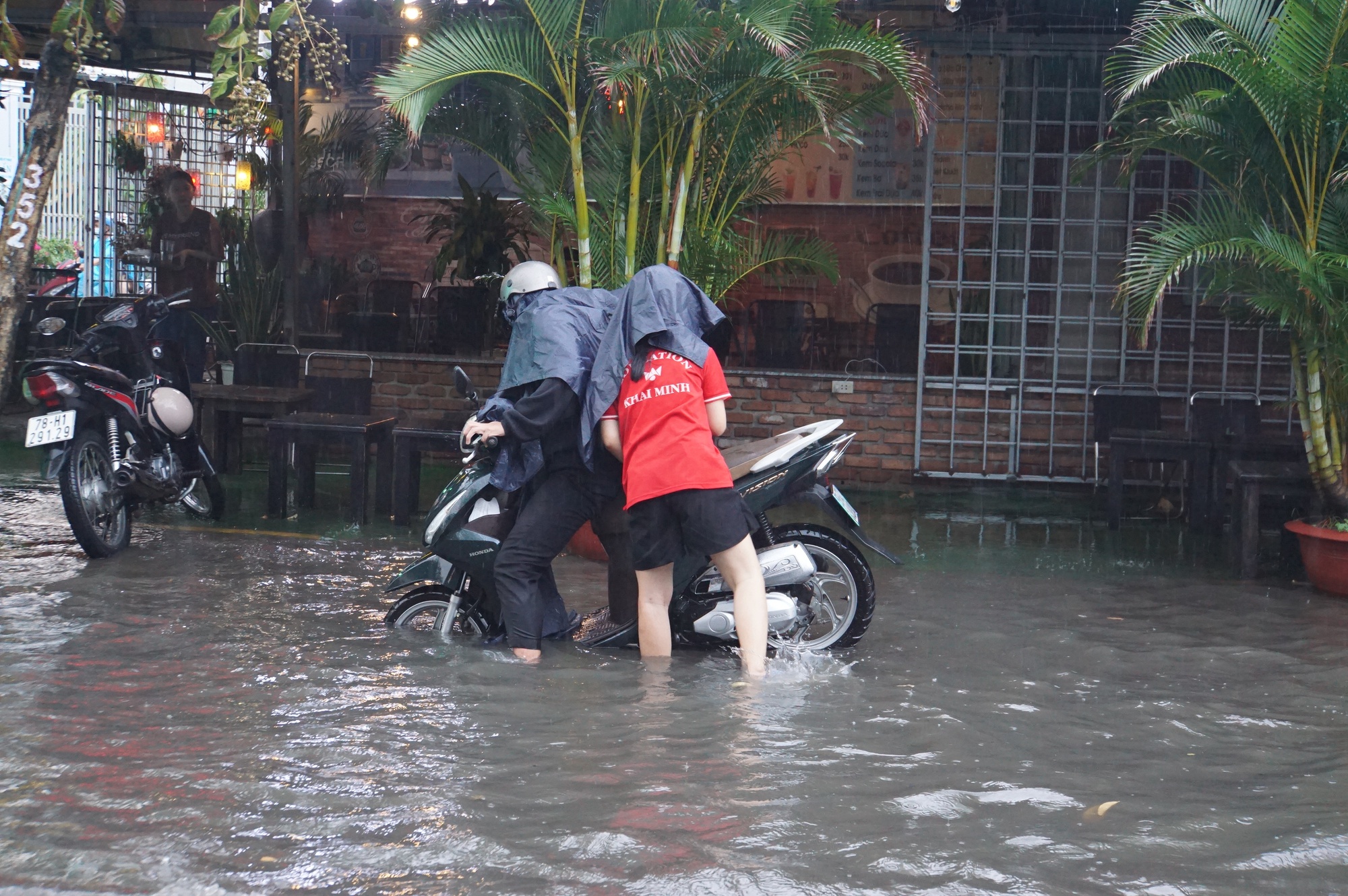 Mưa lớn sau chuỗi ngày nắng nóng, người dân TP.HCM lại bì bõm lội nước vì đường ngập  - Ảnh 12.