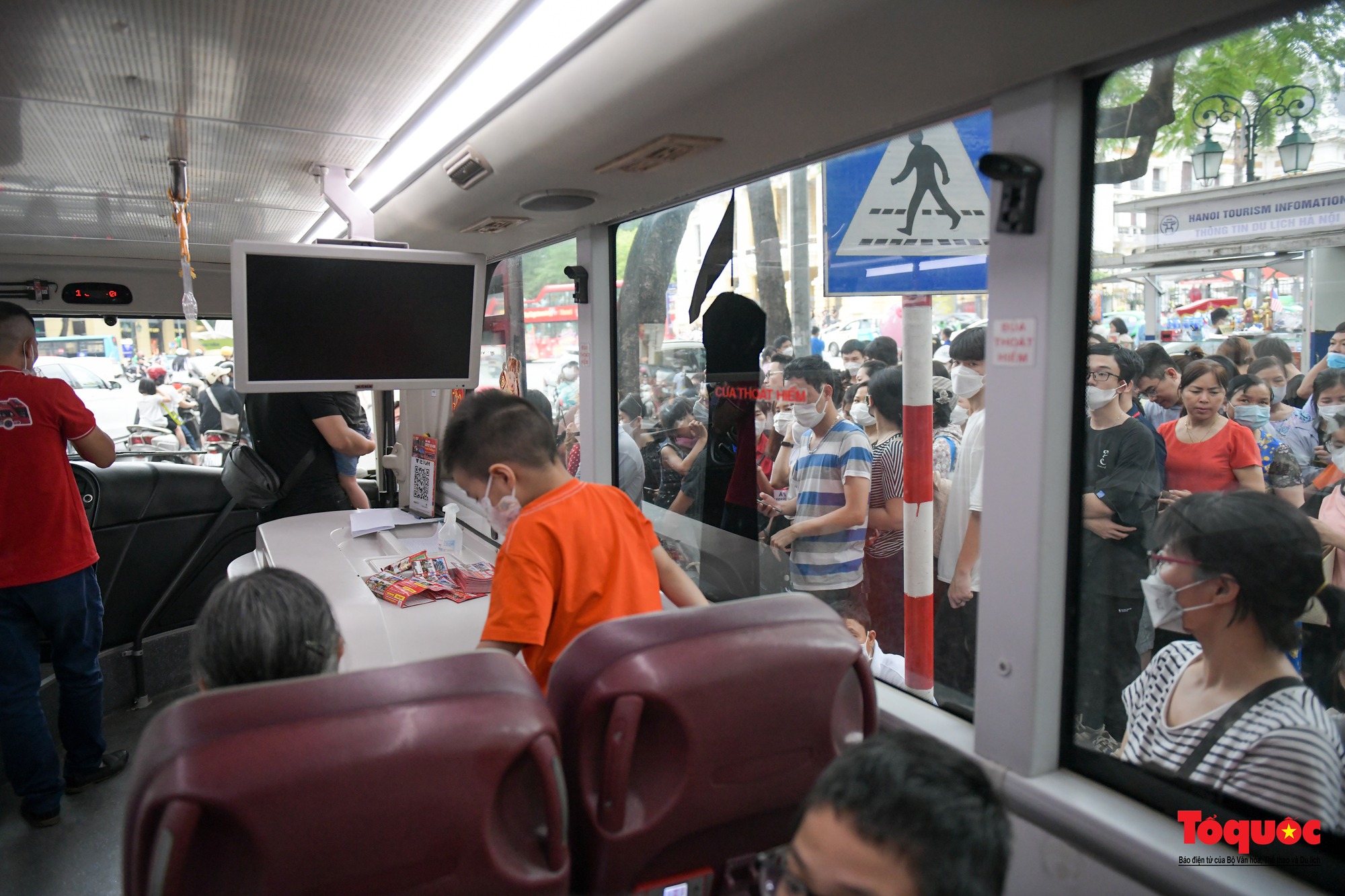 Người dân thủ đô xếp hàng, chờ hàng giờ trải nghiệm xe buýt 2 tầng miễn phí  - Ảnh 7.