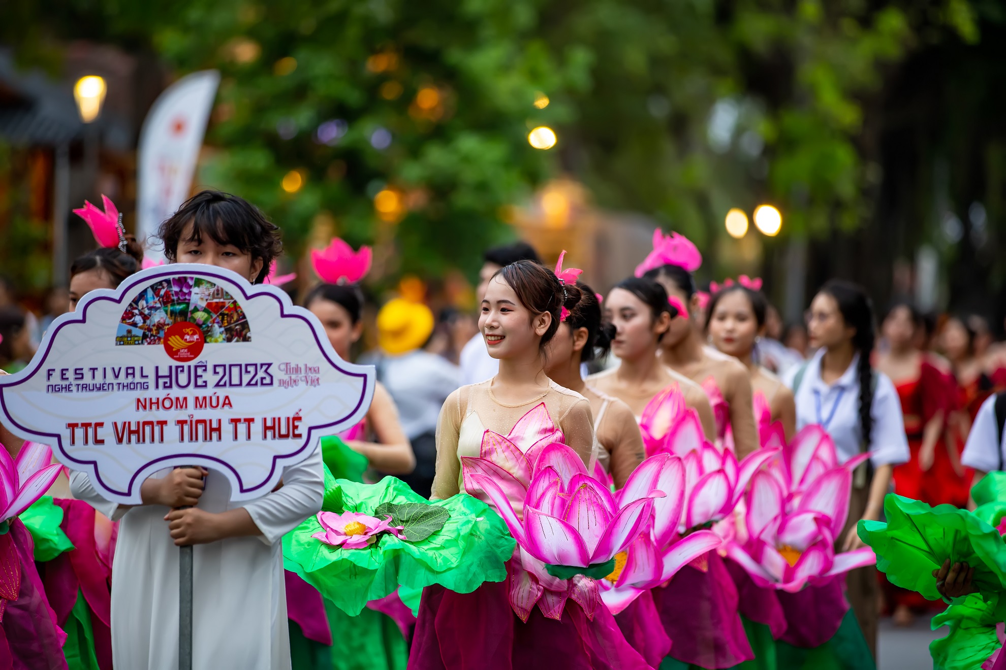 &quot;Đại tiệc&quot; nghệ thuật đường phố hút khách tham quan tại Festival nghề truyền thống Huế - Ảnh 2.