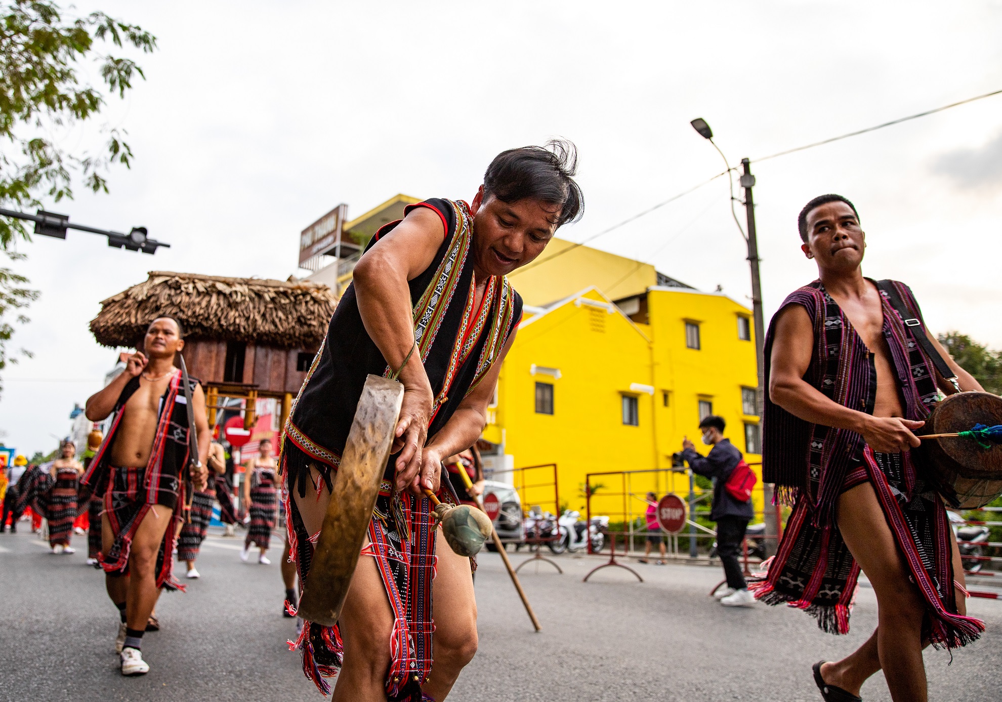 &quot;Đại tiệc&quot; nghệ thuật đường phố hút khách tham quan tại Festival nghề truyền thống Huế - Ảnh 13.