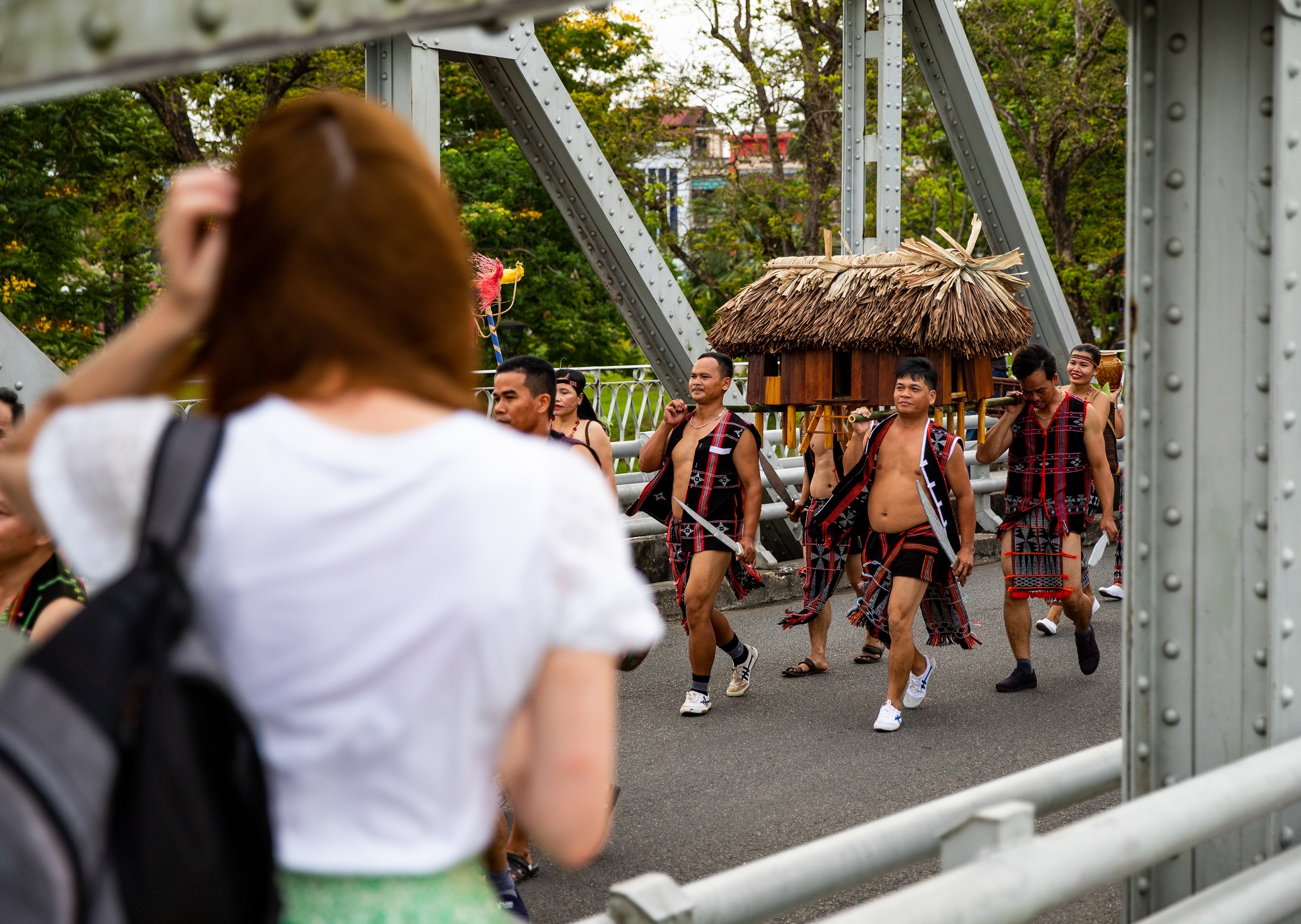 &quot;Đại tiệc&quot; nghệ thuật đường phố hút khách tham quan tại Festival nghề truyền thống Huế - Ảnh 14.