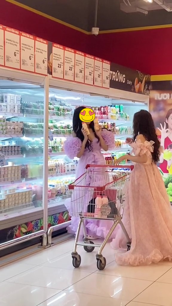Loạt trào lưu TikTok gây phiền phức cho người xung quanh: Mặc váy công chúa “đại náo” siêu thị, giả làm người nước ngoài khi đi chợ - Ảnh 3.