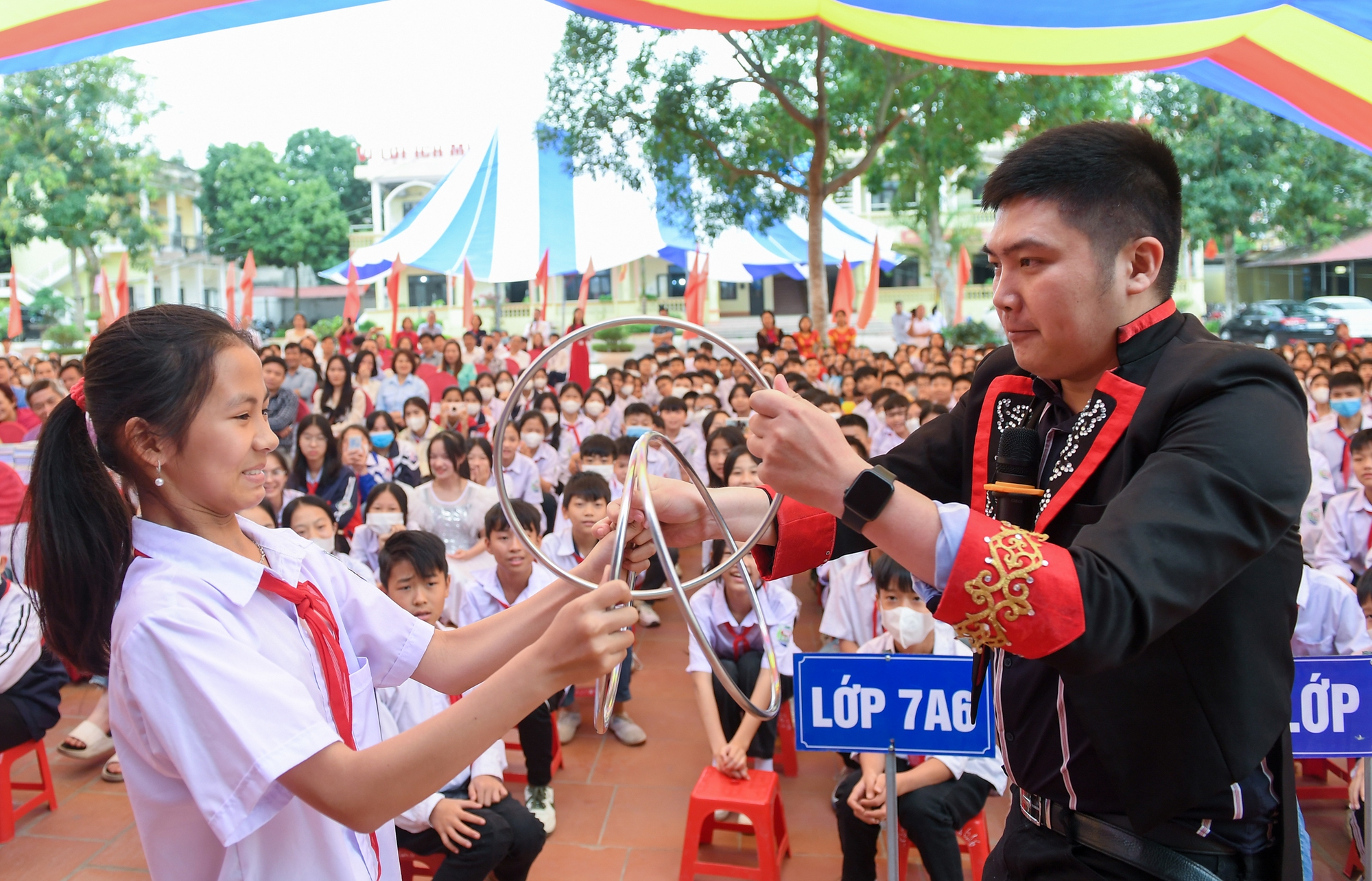 Học sinh Bắc Giang rớm nước mắt nghe chia sẻ của diễn giả cao 90cm, nhà báo Bùi Ngọc Hải - Ảnh 12.