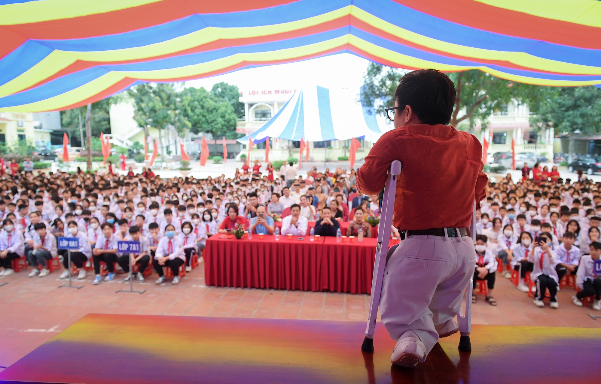Học sinh Bắc Giang rớm nước mắt nghe chia sẻ của diễn giả cao 90cm, nhà báo Bùi Ngọc Hải - Ảnh 3.