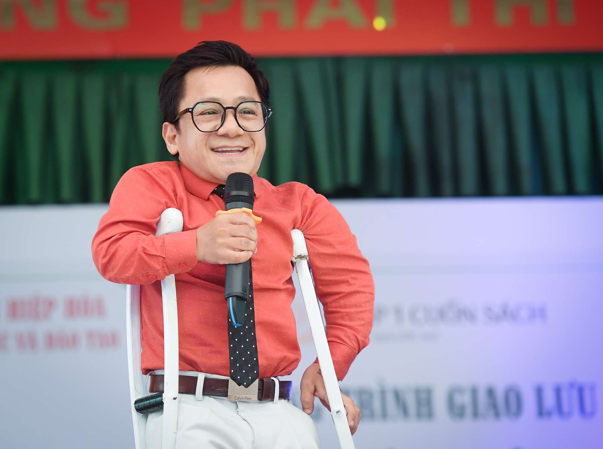 Học sinh Bắc Giang rớm nước mắt nghe chia sẻ của diễn giả cao 90cm, nhà báo Bùi Ngọc Hải - Ảnh 4.