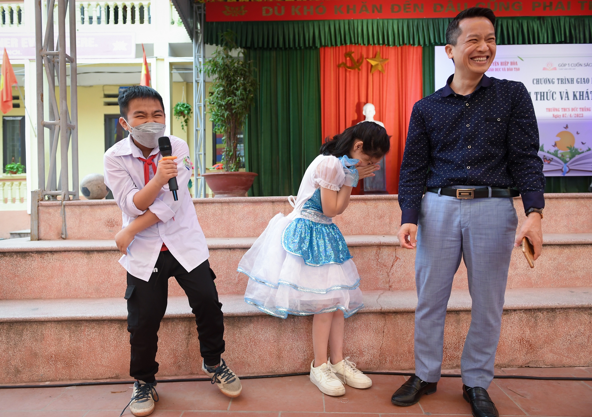 Học sinh Bắc Giang rớm nước mắt nghe chia sẻ của diễn giả cao 90cm, nhà báo Bùi Ngọc Hải - Ảnh 7.