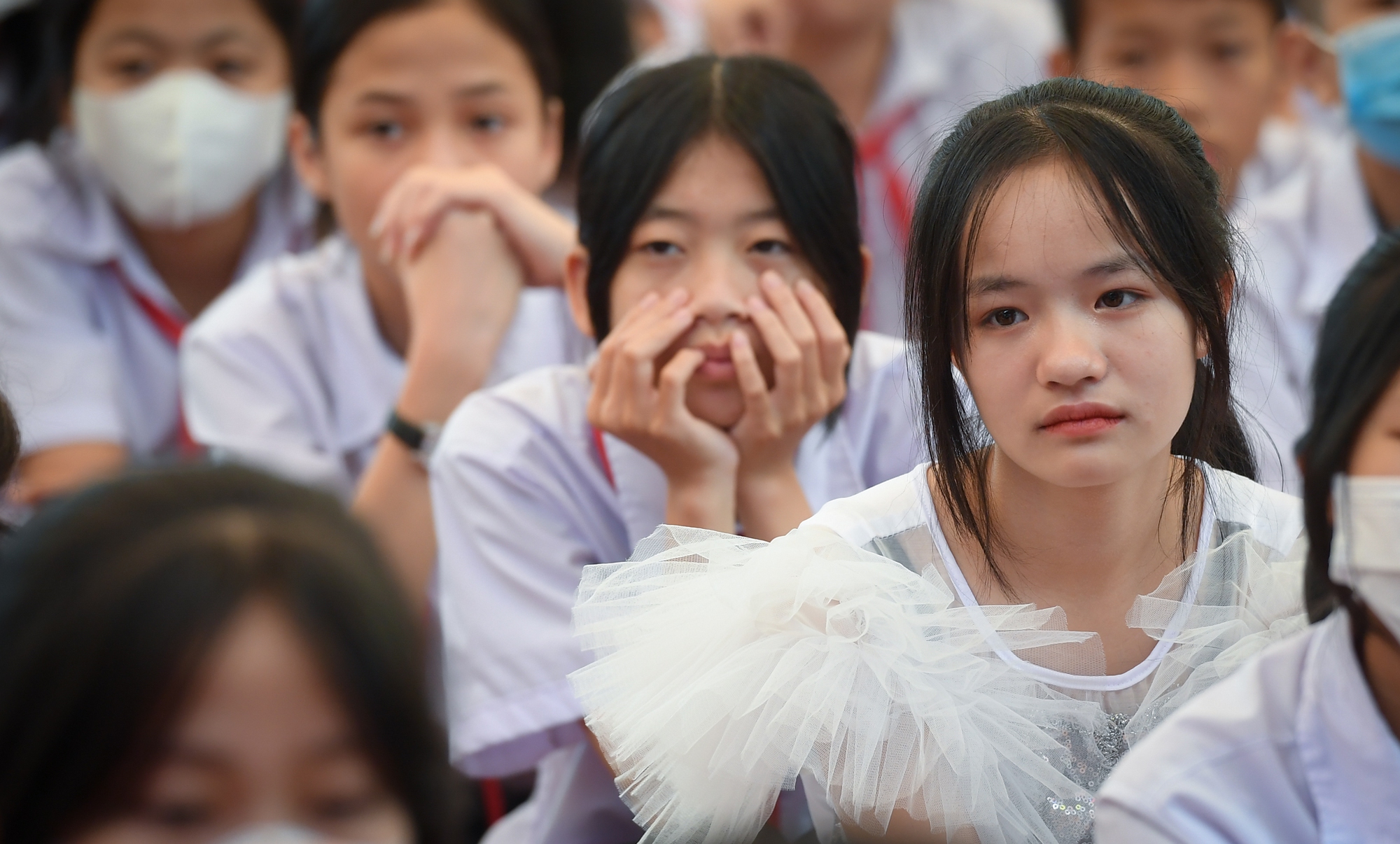 Học sinh Bắc Giang rớm nước mắt nghe chia sẻ của diễn giả cao 90cm, nhà báo Bùi Ngọc Hải - Ảnh 9.