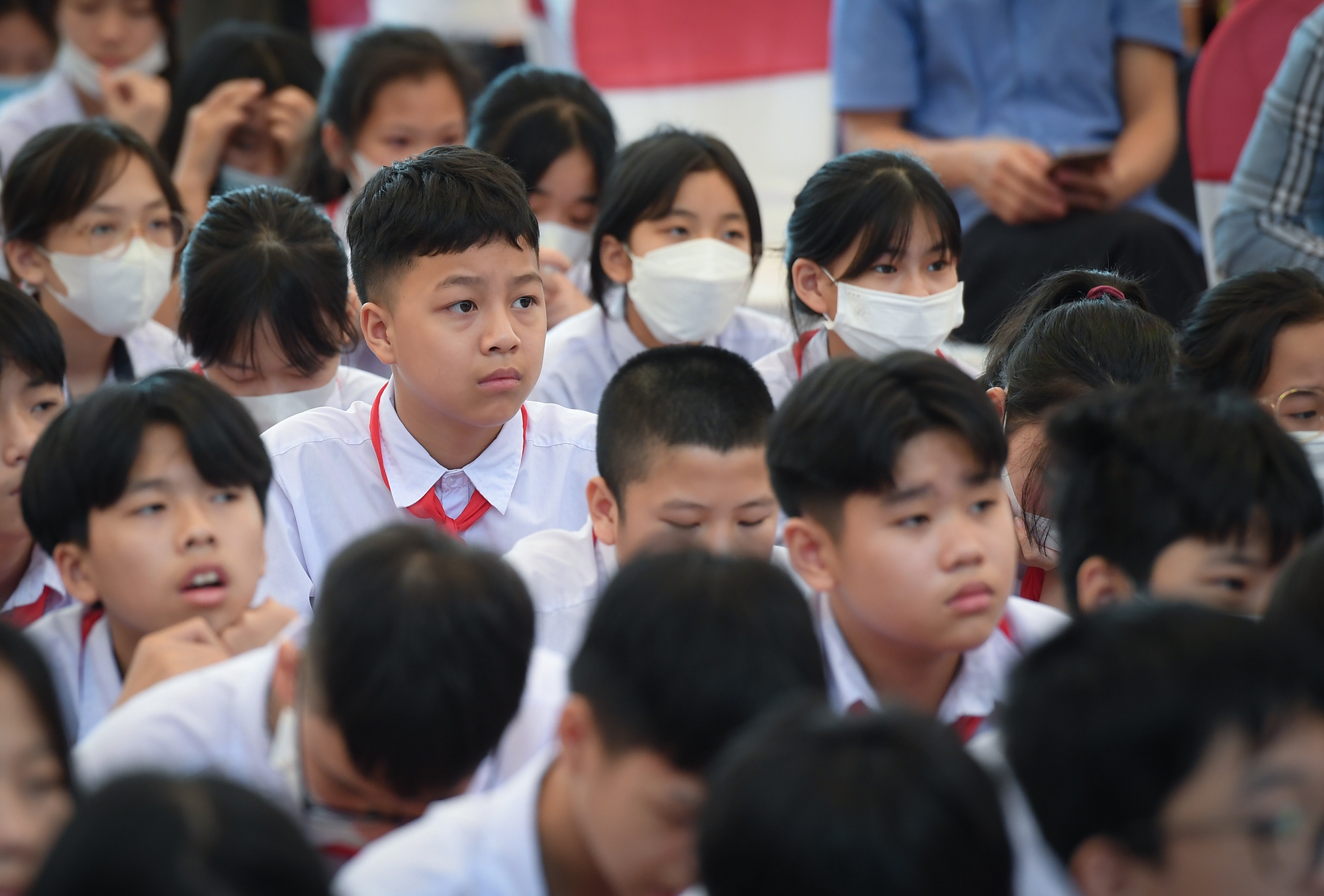 Học sinh Bắc Giang rớm nước mắt nghe chia sẻ của diễn giả cao 90cm, nhà báo Bùi Ngọc Hải - Ảnh 10.