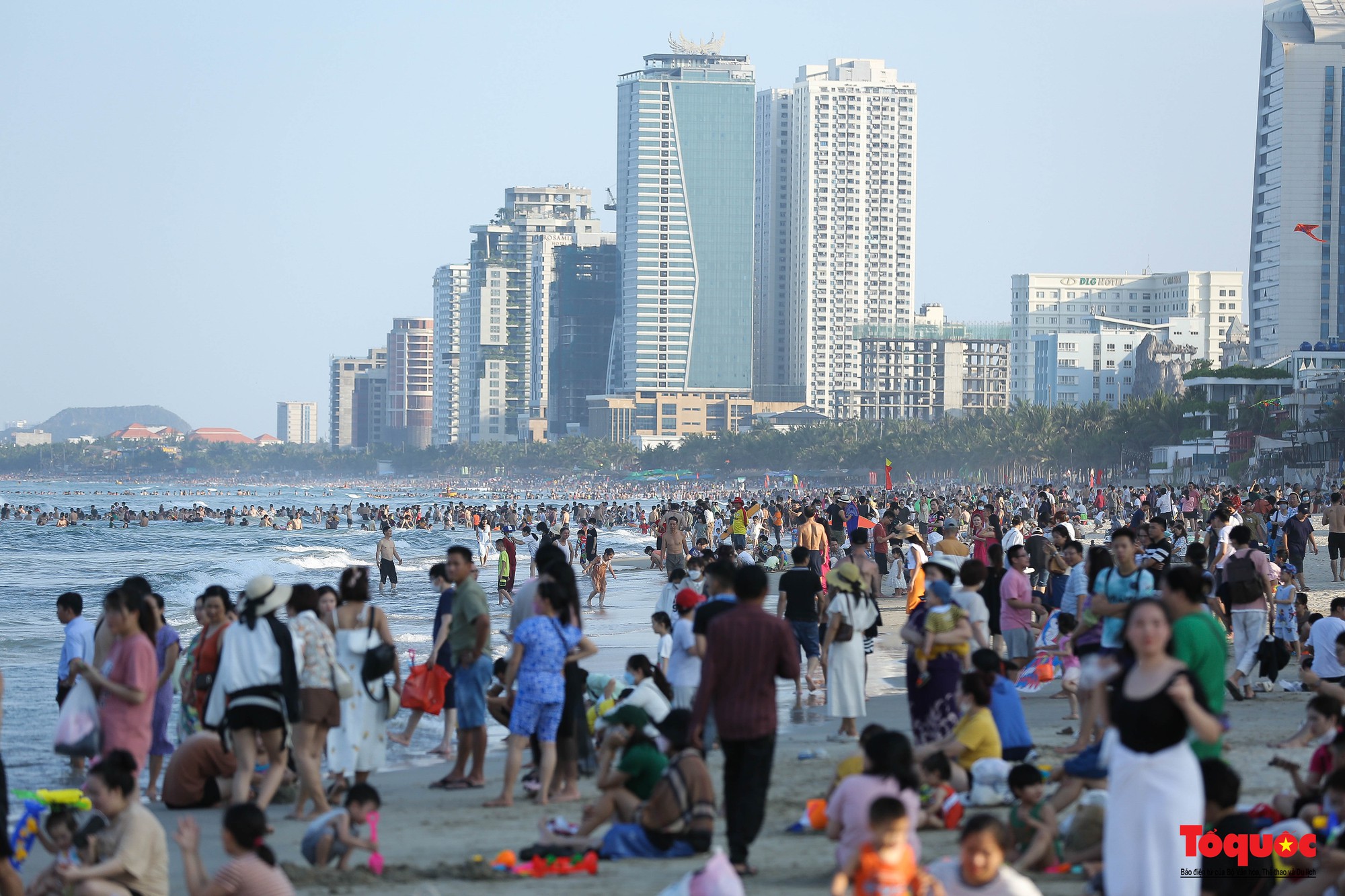 Bãi biển Đà Nẵng đông người dịp nghỉ lễ - Ảnh 1.