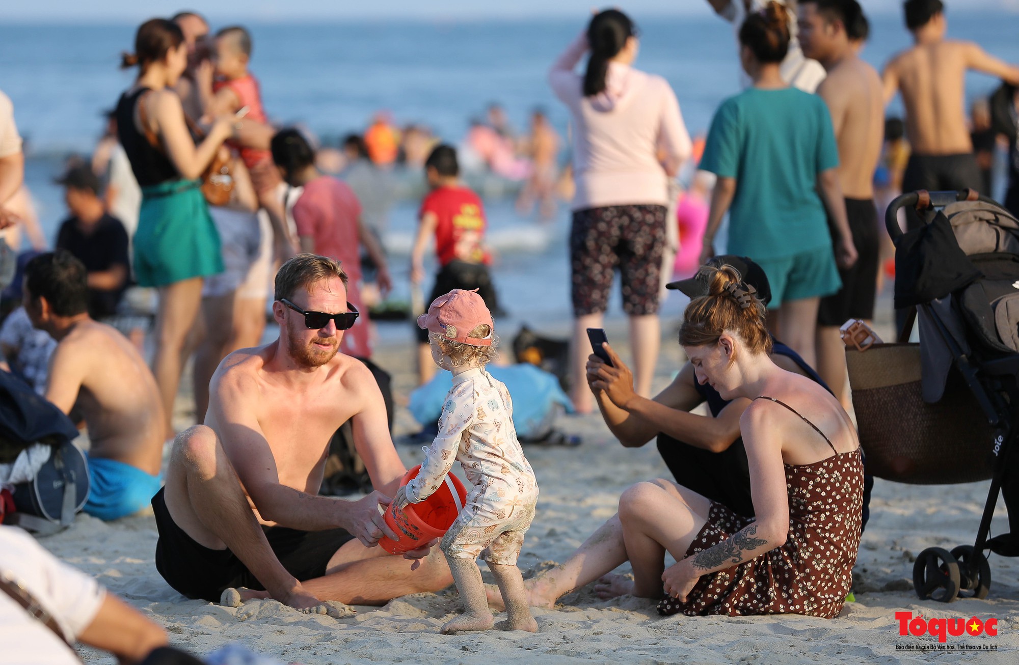 Bãi biển Đà Nẵng đông người dịp nghỉ lễ - Ảnh 13.