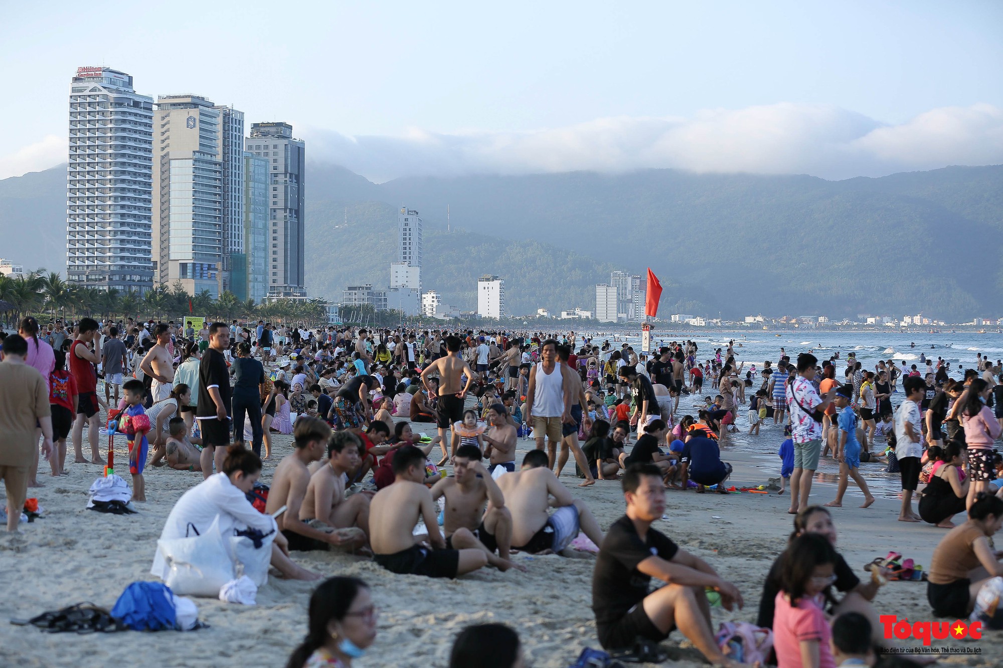 Bãi biển Đà Nẵng đông người dịp nghỉ lễ - Ảnh 14.
