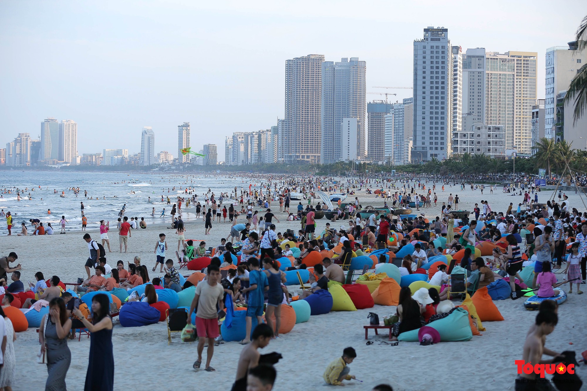 Bãi biển Đà Nẵng đông người dịp nghỉ lễ - Ảnh 16.