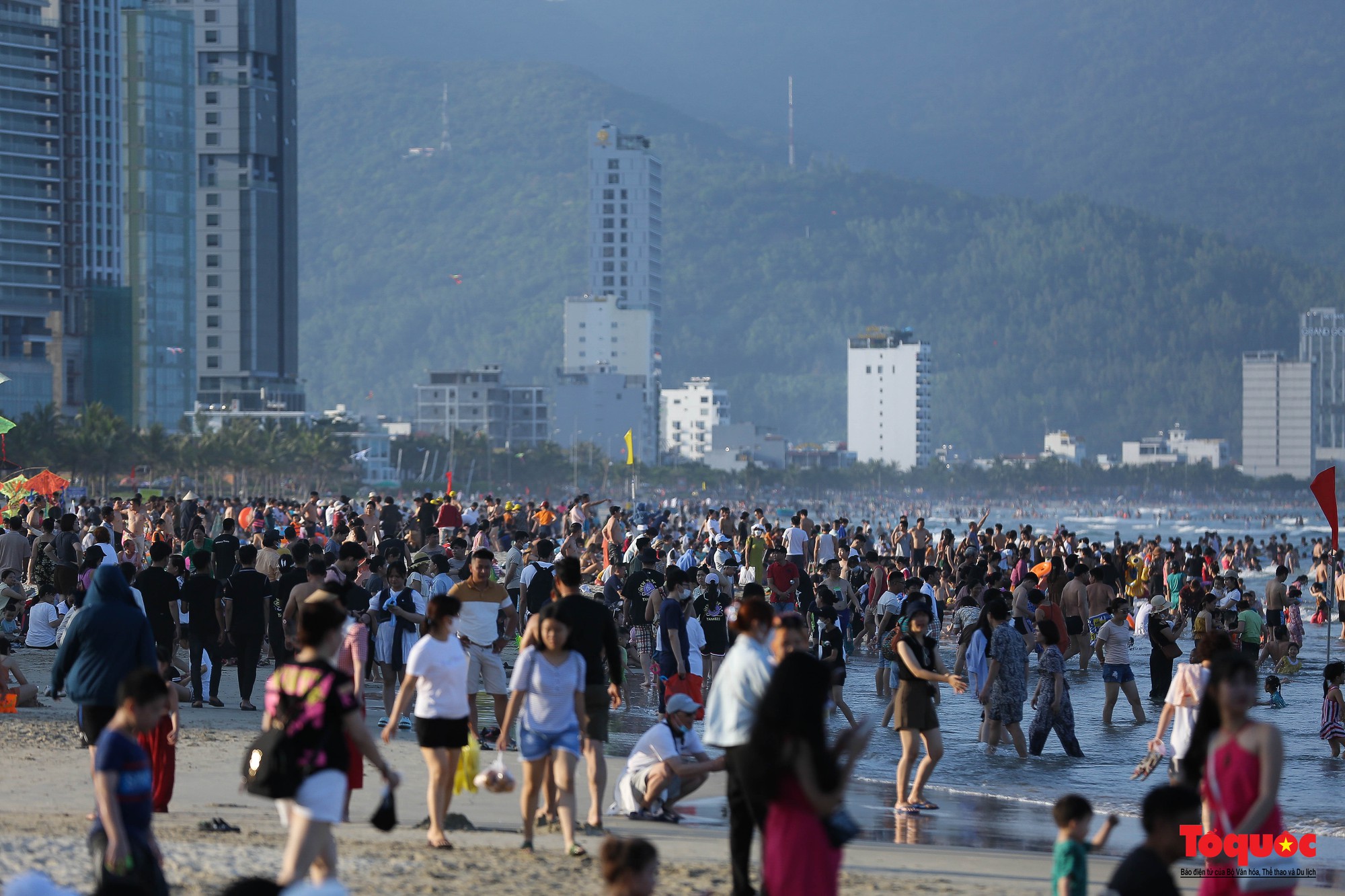 Bãi biển Đà Nẵng đông người dịp nghỉ lễ - Ảnh 2.