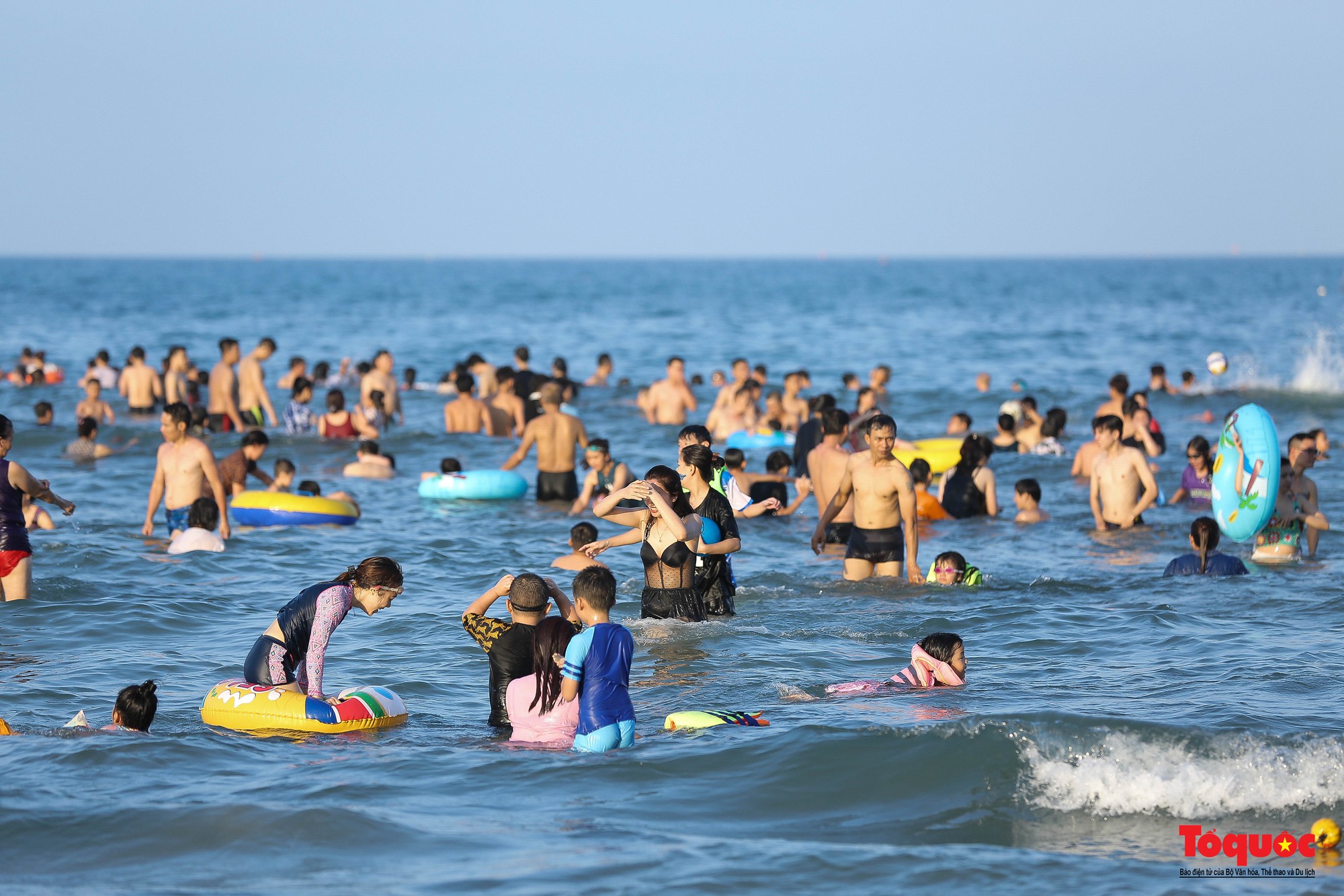 Bãi biển Đà Nẵng đông người dịp nghỉ lễ - Ảnh 3.