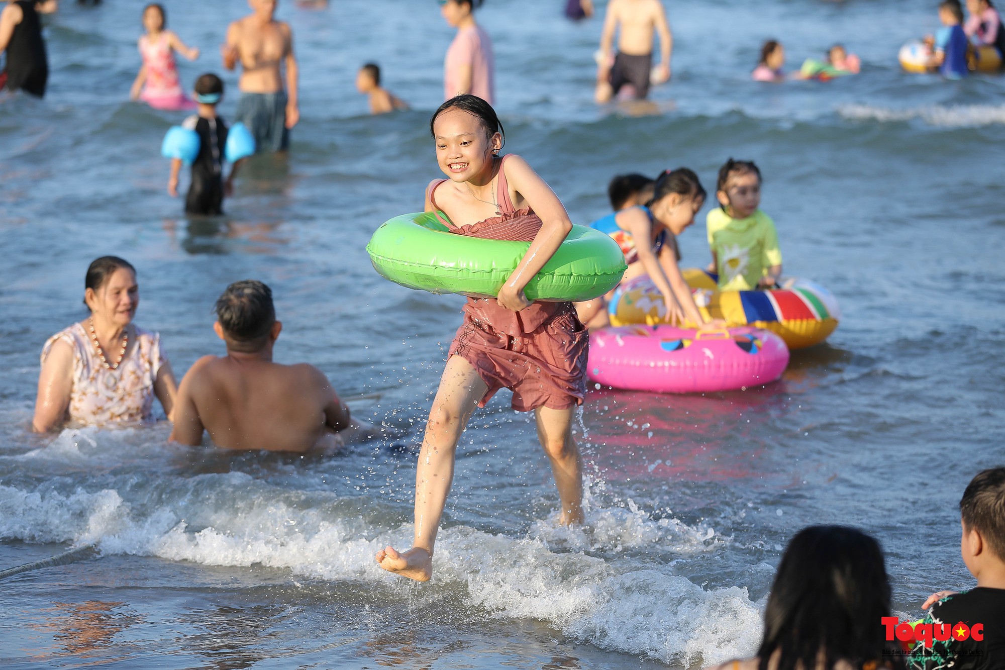Bãi biển Đà Nẵng đông người dịp nghỉ lễ - Ảnh 4.