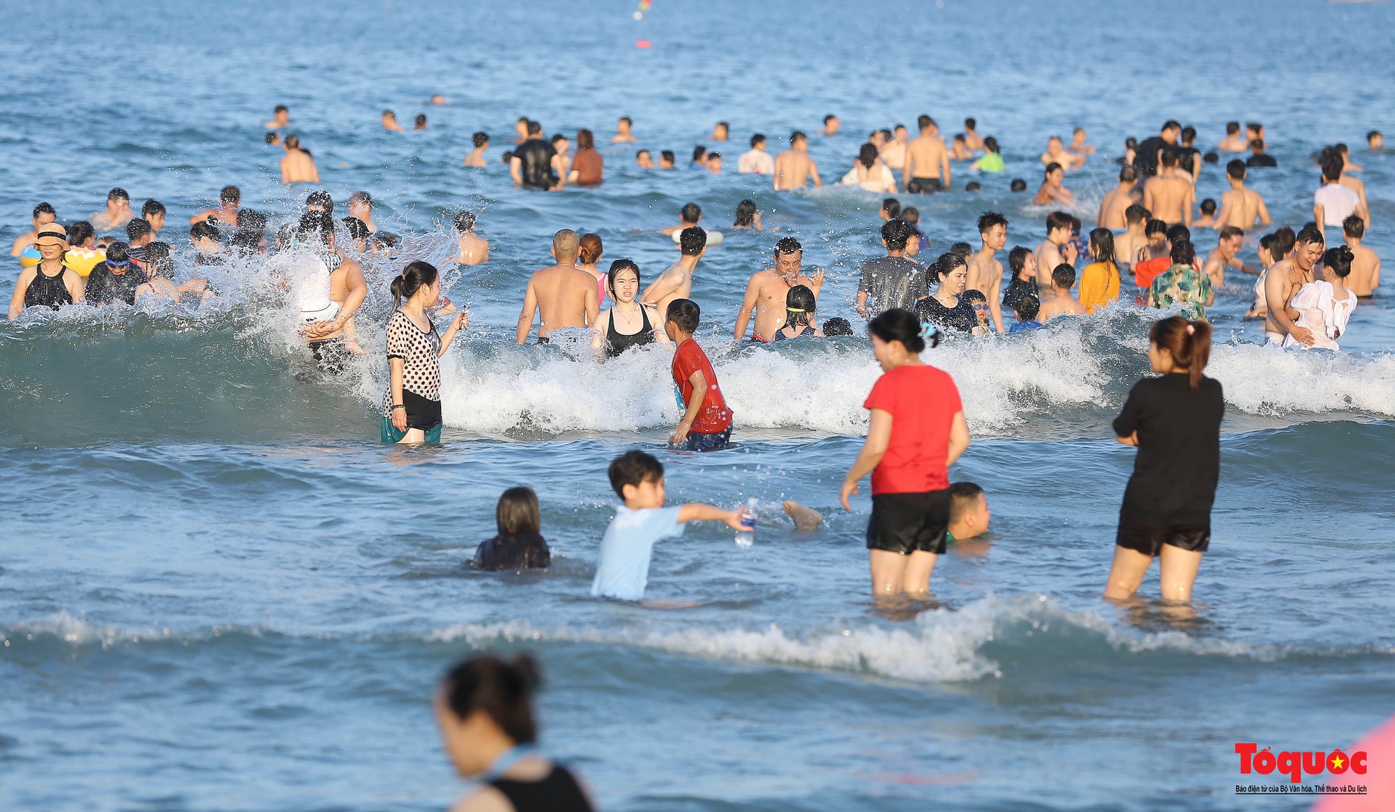 Bãi biển Đà Nẵng đông người dịp nghỉ lễ - Ảnh 5.