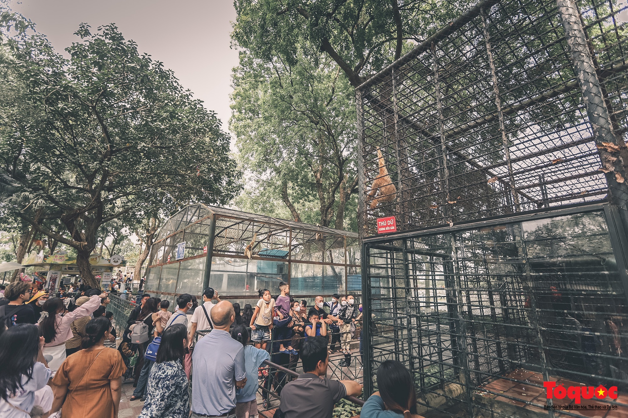 Các điểm vui chơi công cộng tại Hà Nội đông nghịt người đi chơi dịp lễ 30/4 - 1/5 - Ảnh 10.
