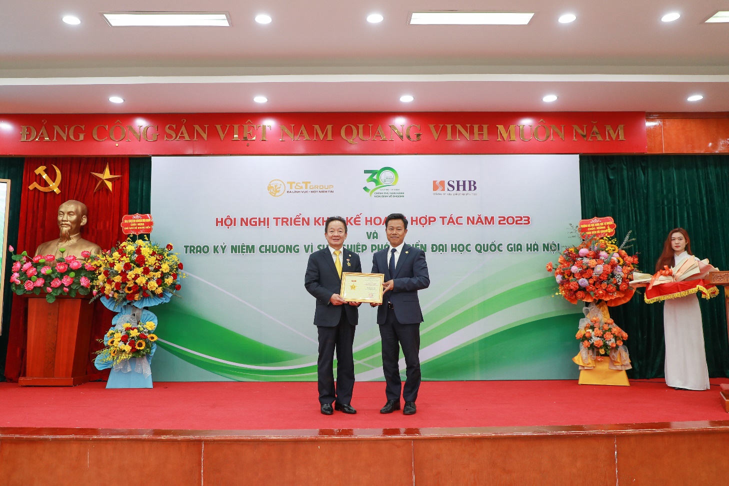Doanh nhân Đỗ Quang  Hiển nhận kỷ niệm chương vì sự phát triển Đại học Quốc gia Hà Nội  - Ảnh 1.
