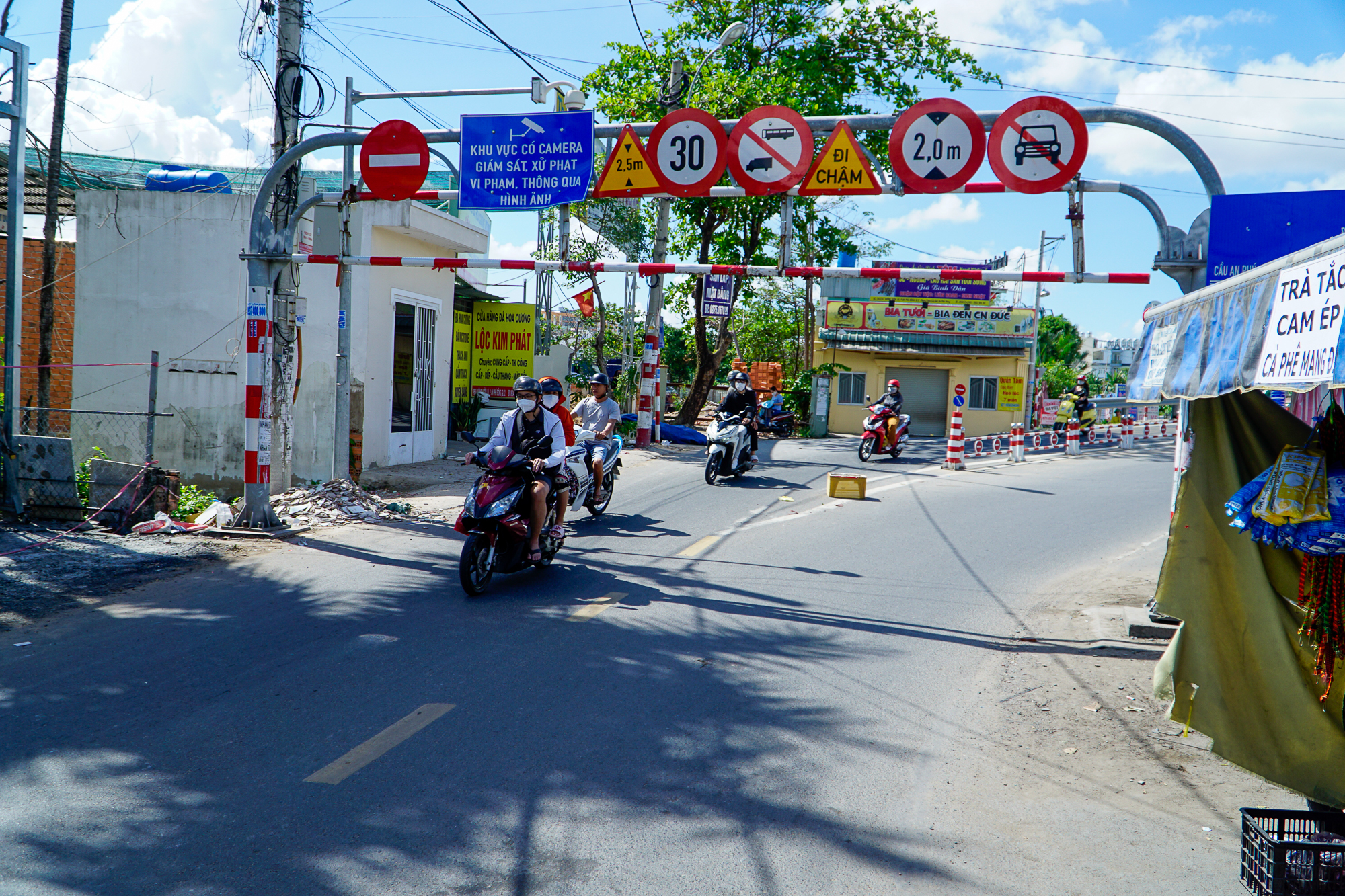 TP.HCM: Nhiều tài xế lúng túng trong ngày đầu cấm ô tô qua cầu An Phú Đông sau sự cố bị sà lan đâm - Ảnh 1. TP.HCM: Nhiều tài xế lúng túng trong ngày đầu cấm ô tô qua cầu An Phú Đông sau sự cố bị sà lan đâm - Ảnh 1.
