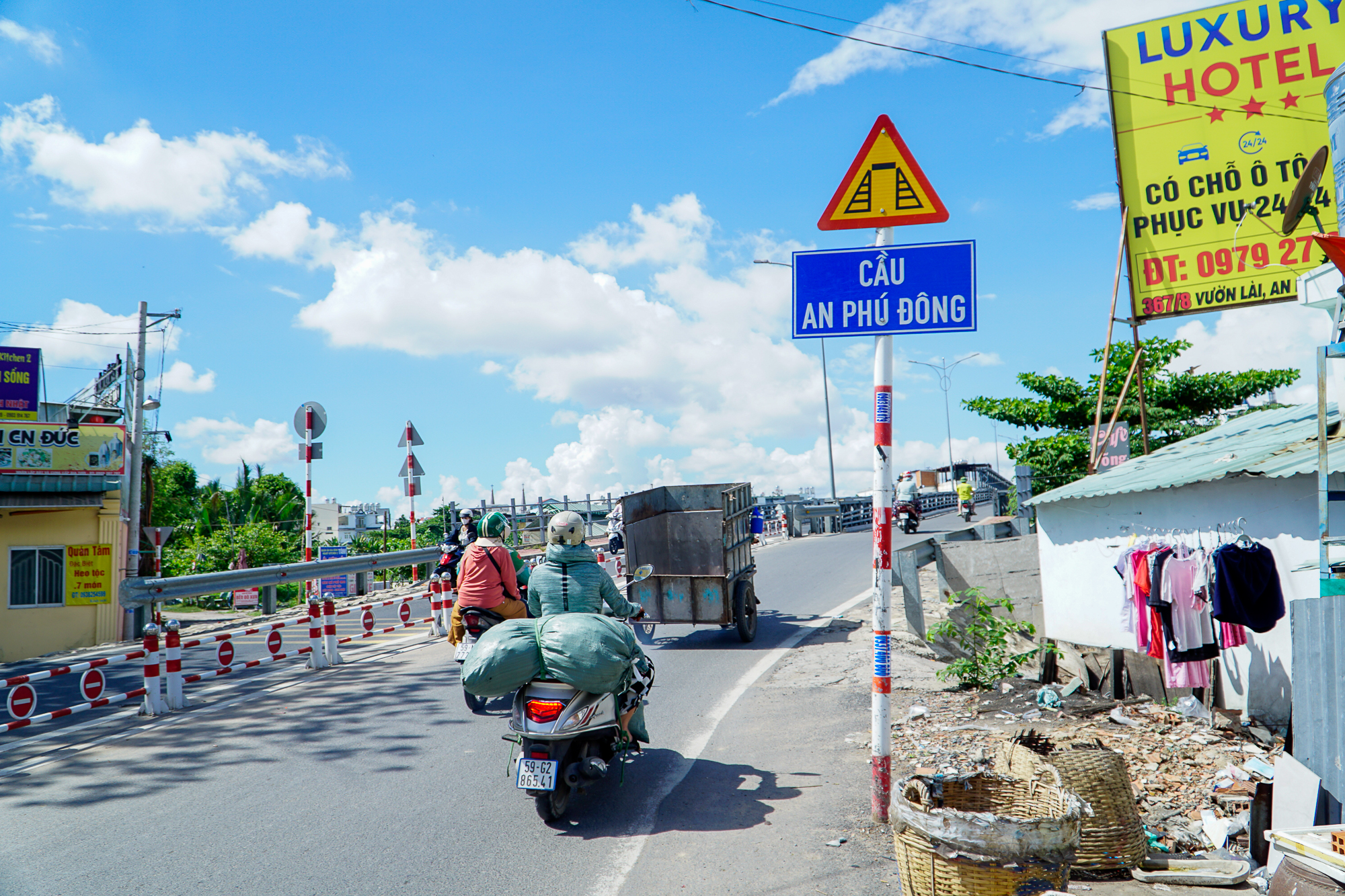 TP.HCM: Nhiều tài xế lúng túng trong ngày đầu cấm ô tô qua cầu An Phú Đông sau sự cố bị sà lan đâm - Ảnh 2. TP.HCM: Nhiều tài xế lúng túng trong ngày đầu cấm ô tô qua cầu An Phú Đông sau sự cố bị sà lan đâm - Ảnh 2.