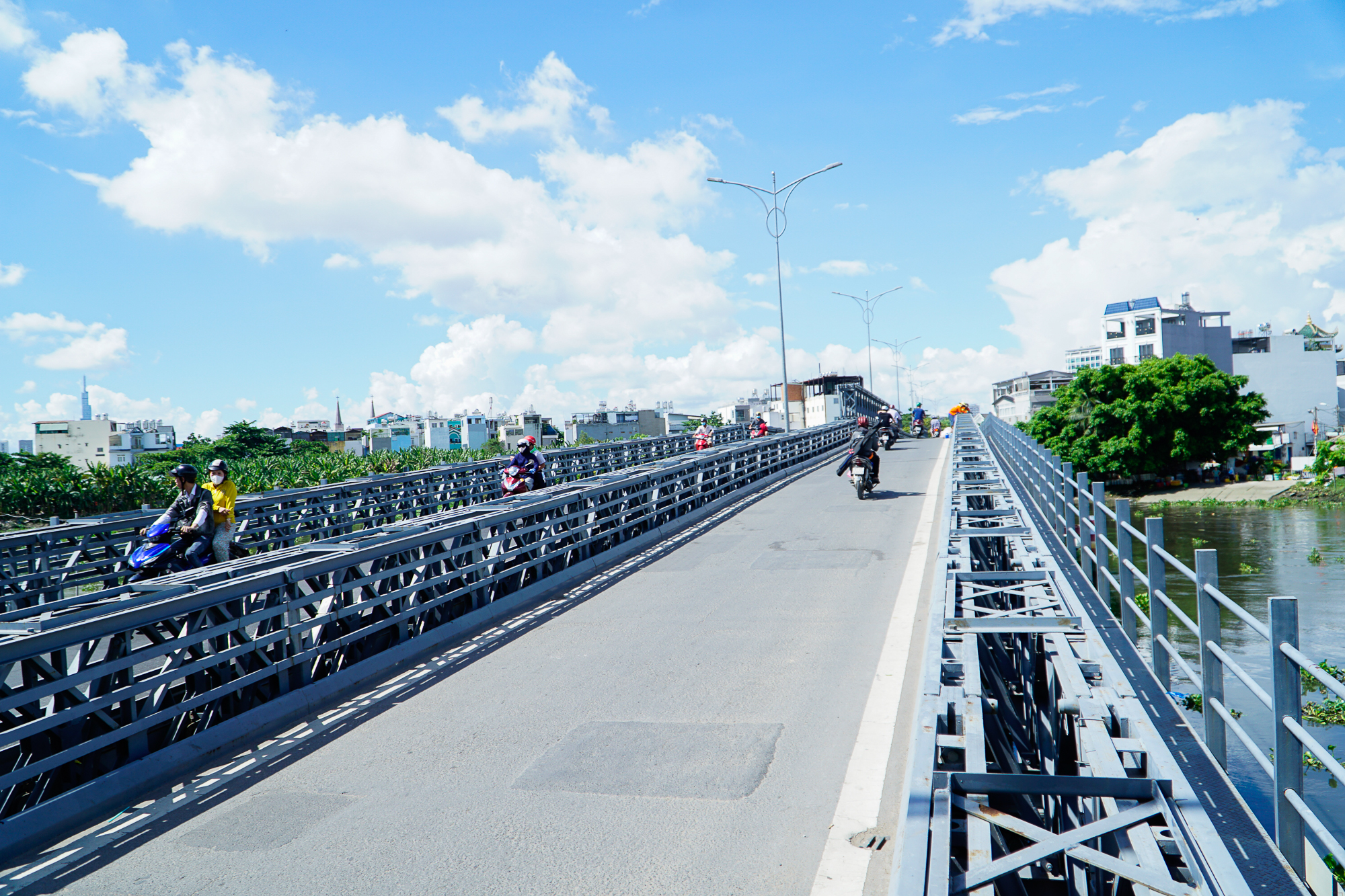 TP.HCM: Nhiều tài xế lúng túng trong ngày đầu cấm ô tô qua cầu An Phú Đông sau sự cố bị sà lan đâm  - Ảnh 7.