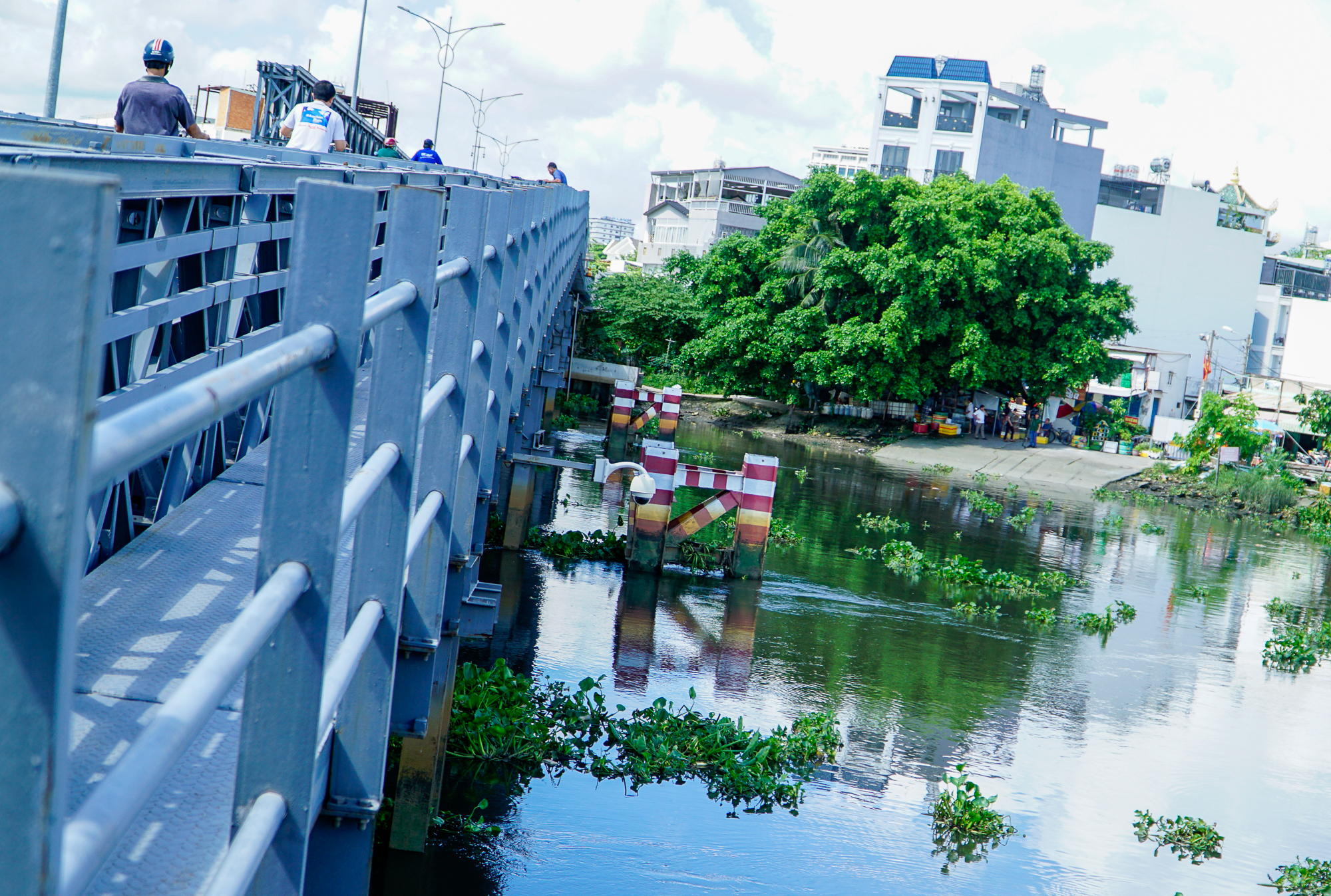 TP.HCM: Nhiều tài xế lúng túng trong ngày đầu cấm ô tô qua cầu An Phú Đông sau sự cố bị sà lan đâm - Ảnh 11. TP.HCM: Nhiều tài xế lúng túng trong ngày đầu cấm ô tô qua cầu An Phú Đông sau sự cố bị sà lan đâm - Ảnh 11.