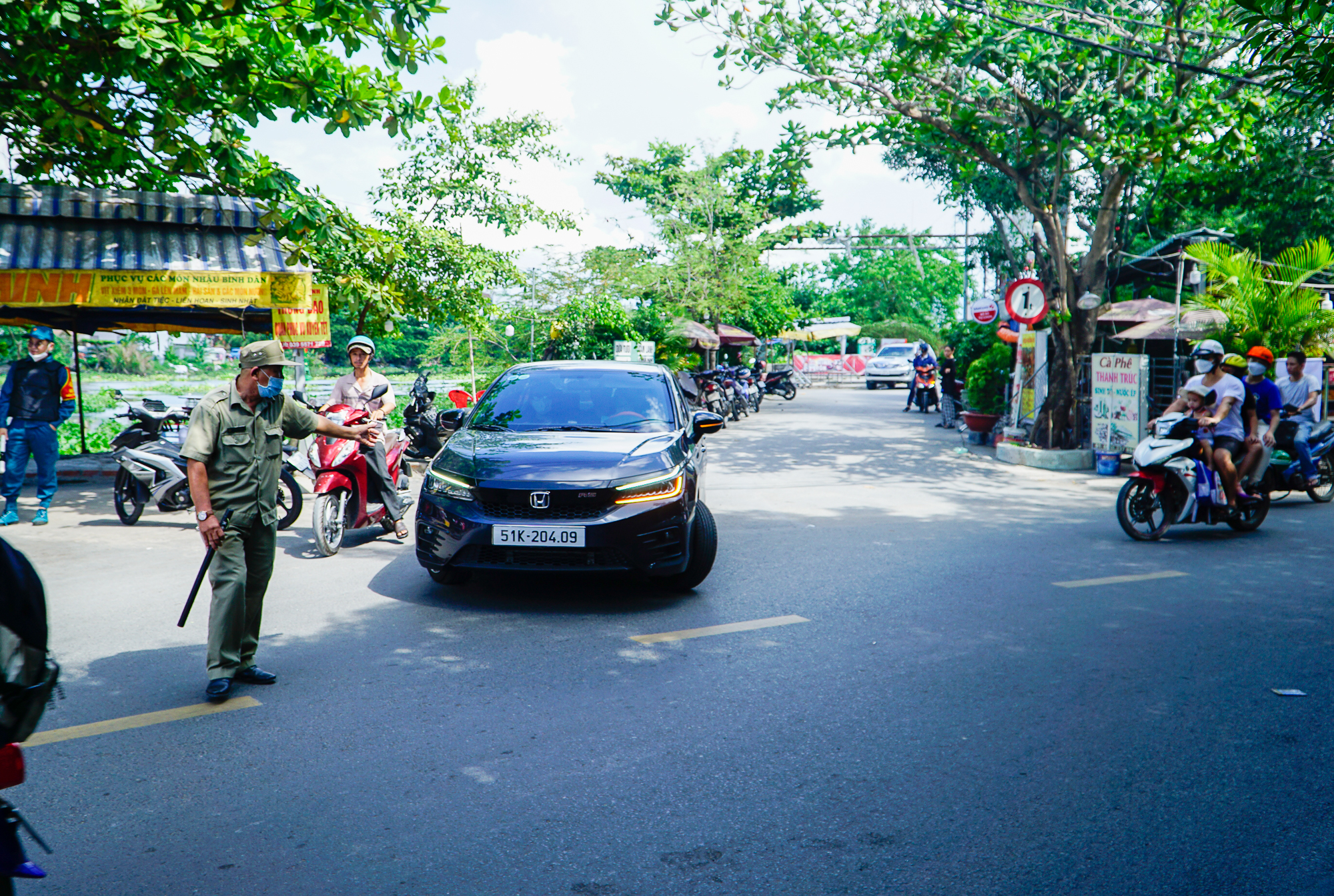 TP.HCM: Nhiều tài xế lúng túng trong ngày đầu cấm ô tô qua cầu An Phú Đông sau sự cố bị sà lan đâm - Ảnh 3. TP.HCM: Nhiều tài xế lúng túng trong ngày đầu cấm ô tô qua cầu An Phú Đông sau sự cố bị sà lan đâm - Ảnh 3.