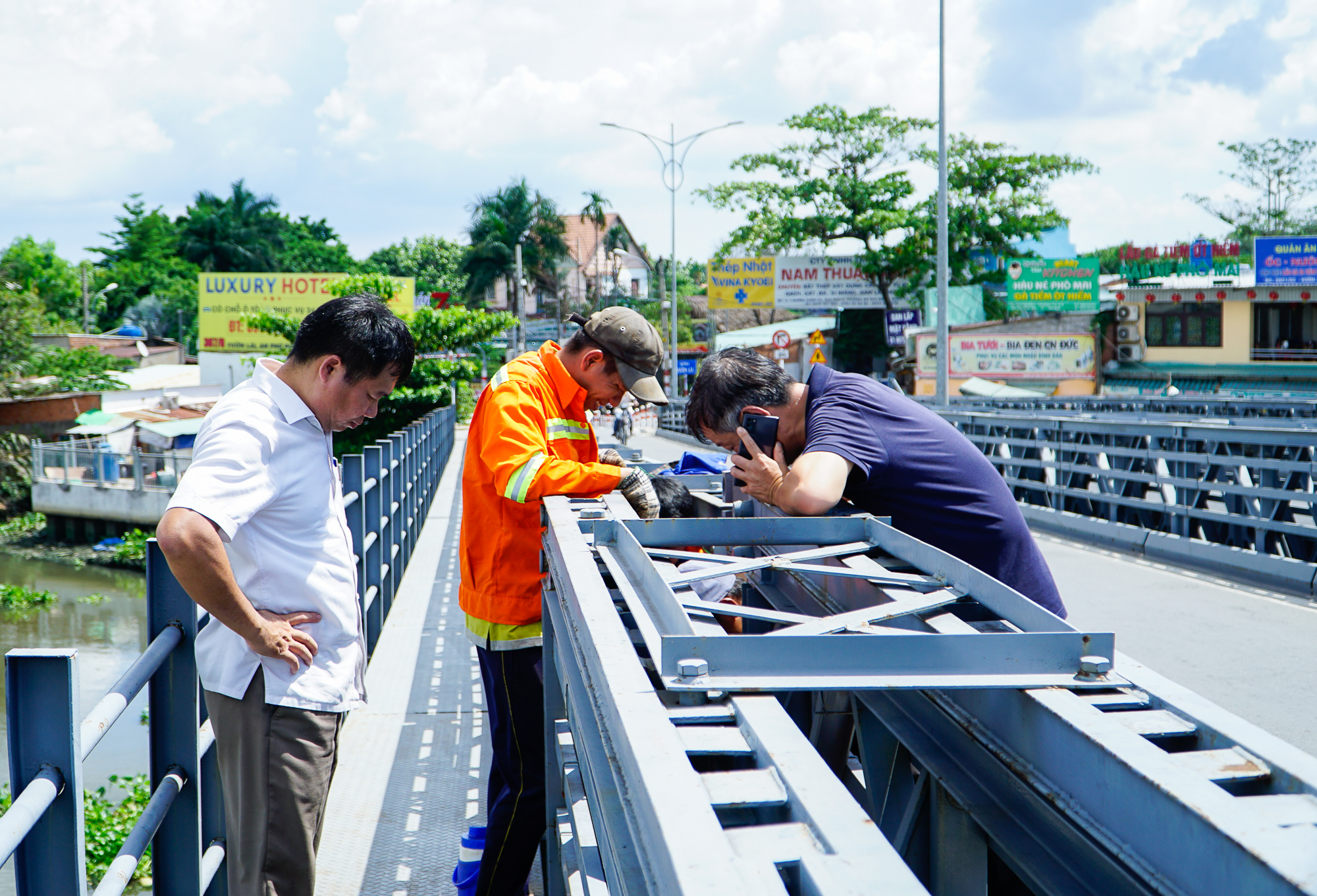 TP.HCM: Nhiều tài xế lúng túng trong ngày đầu cấm ô tô qua cầu An Phú Đông sau sự cố bị sà lan đâm - Ảnh 8. TP.HCM: Nhiều tài xế lúng túng trong ngày đầu cấm ô tô qua cầu An Phú Đông sau sự cố bị sà lan đâm - Ảnh 8.